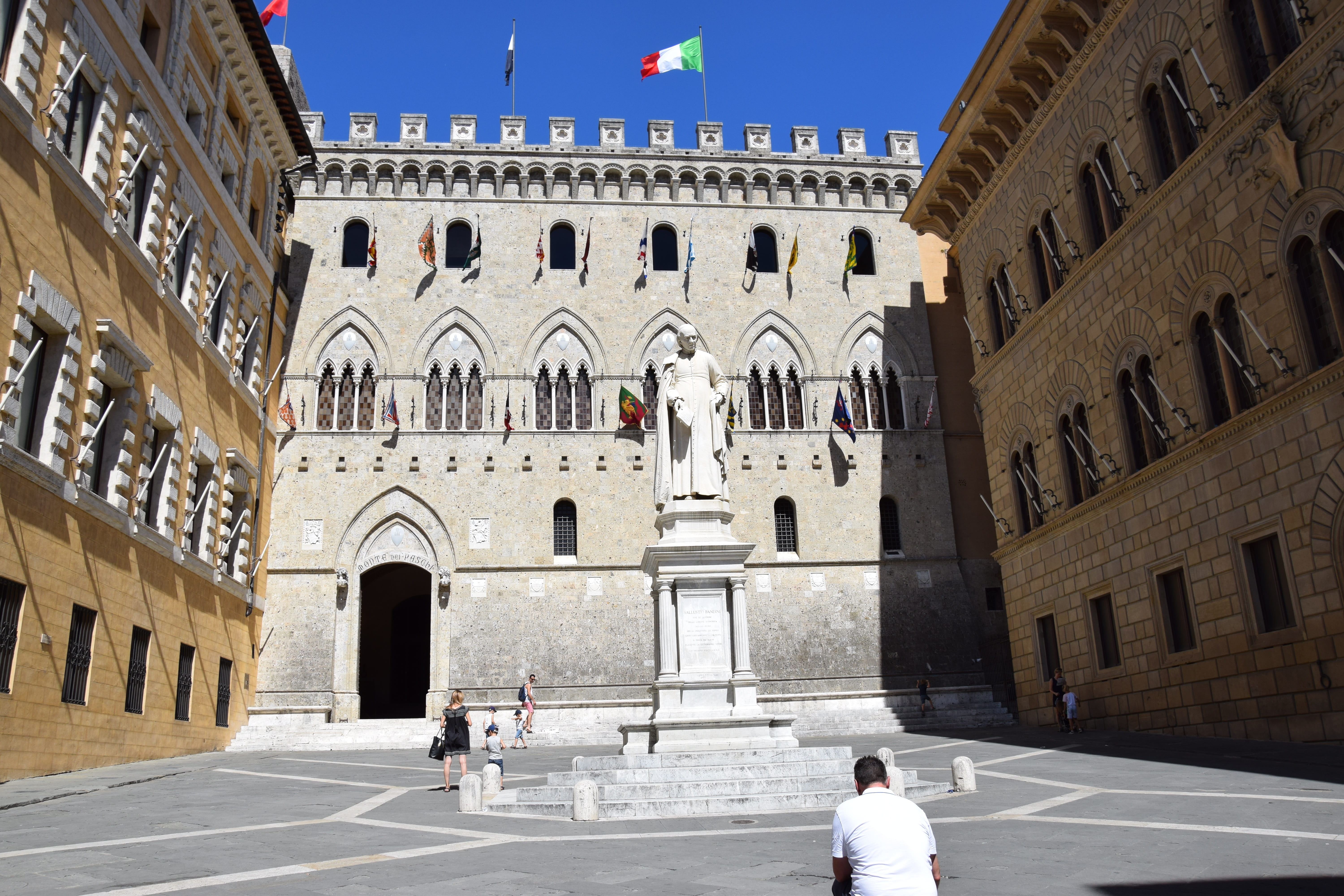 tourism, bank, women, travel, siena, group of people, the past, monte dei paschi, incidental people, men, travel destinations, built structure, building exterior, HD Wallpaper