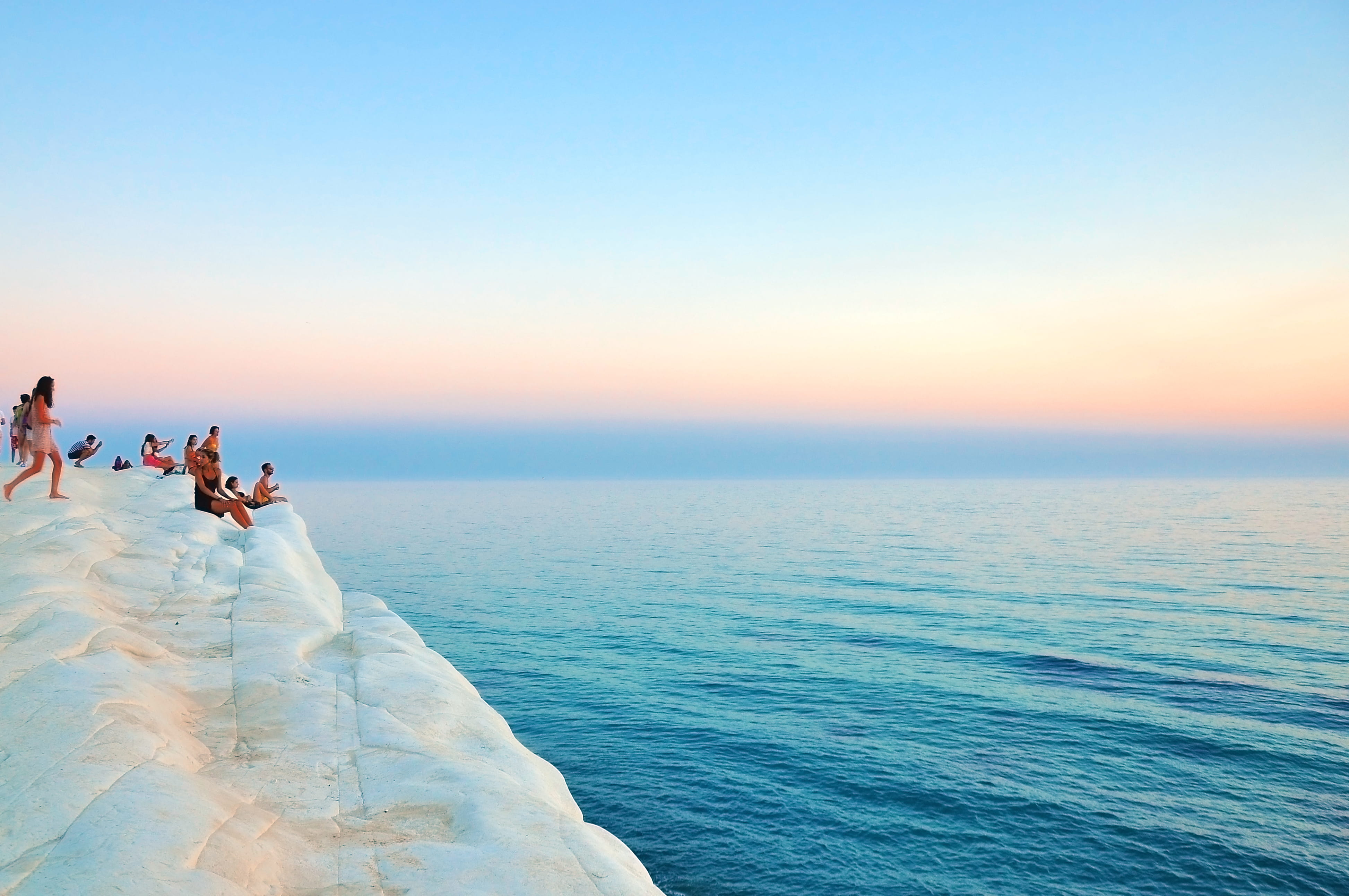 cliff, outdoors, Scala dei Turchi, beach, horizon, scenics, copy space, group, group of people, summer, sunlight, people, day, 4K, men, sitting, clear sky, HD Wallpaper