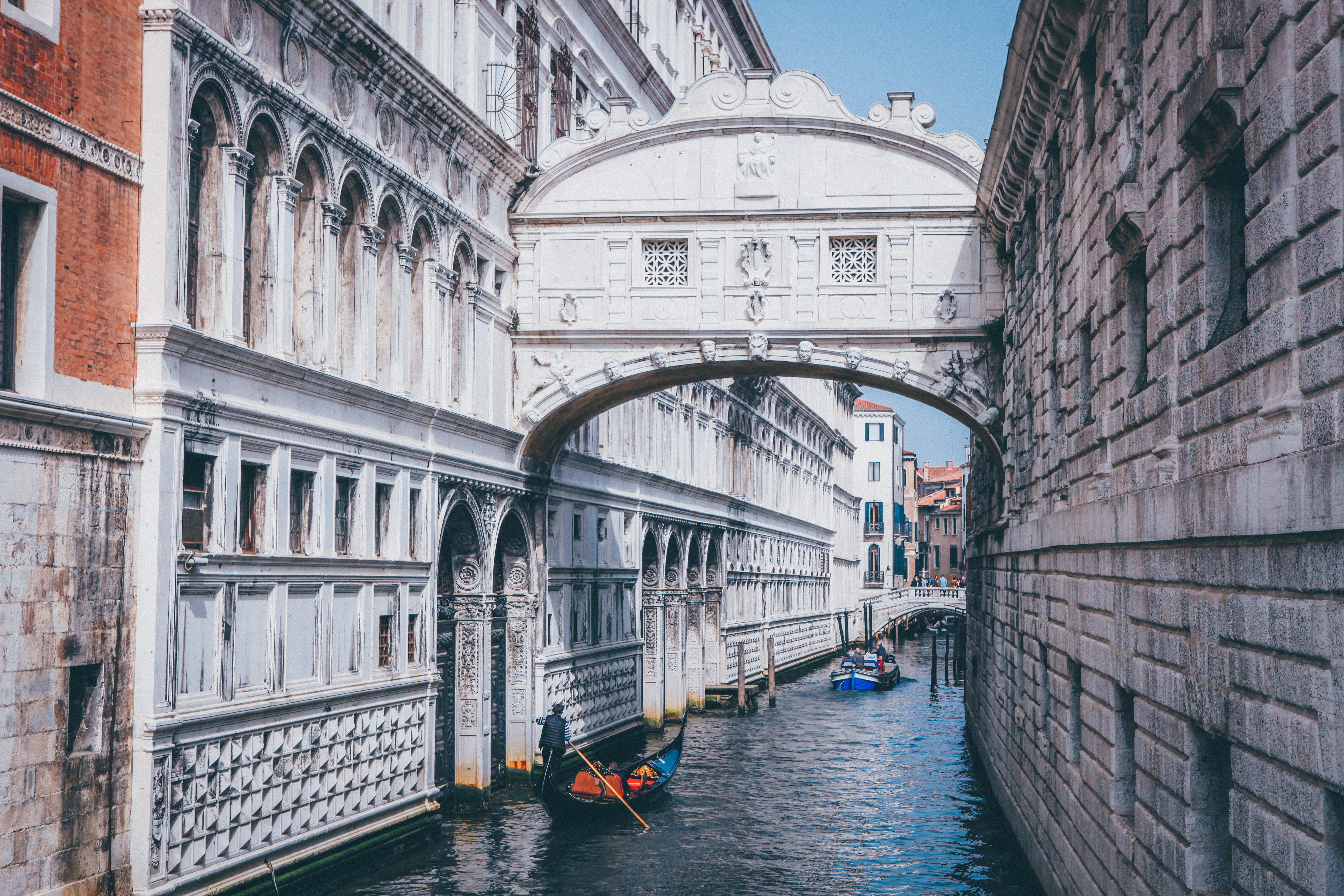 arch, boat, outdoors, gondola - traditional boat, tourism, italy, passing, building, connection, built structure, man, travel destinations, sigh, venice, HD Wallpaper