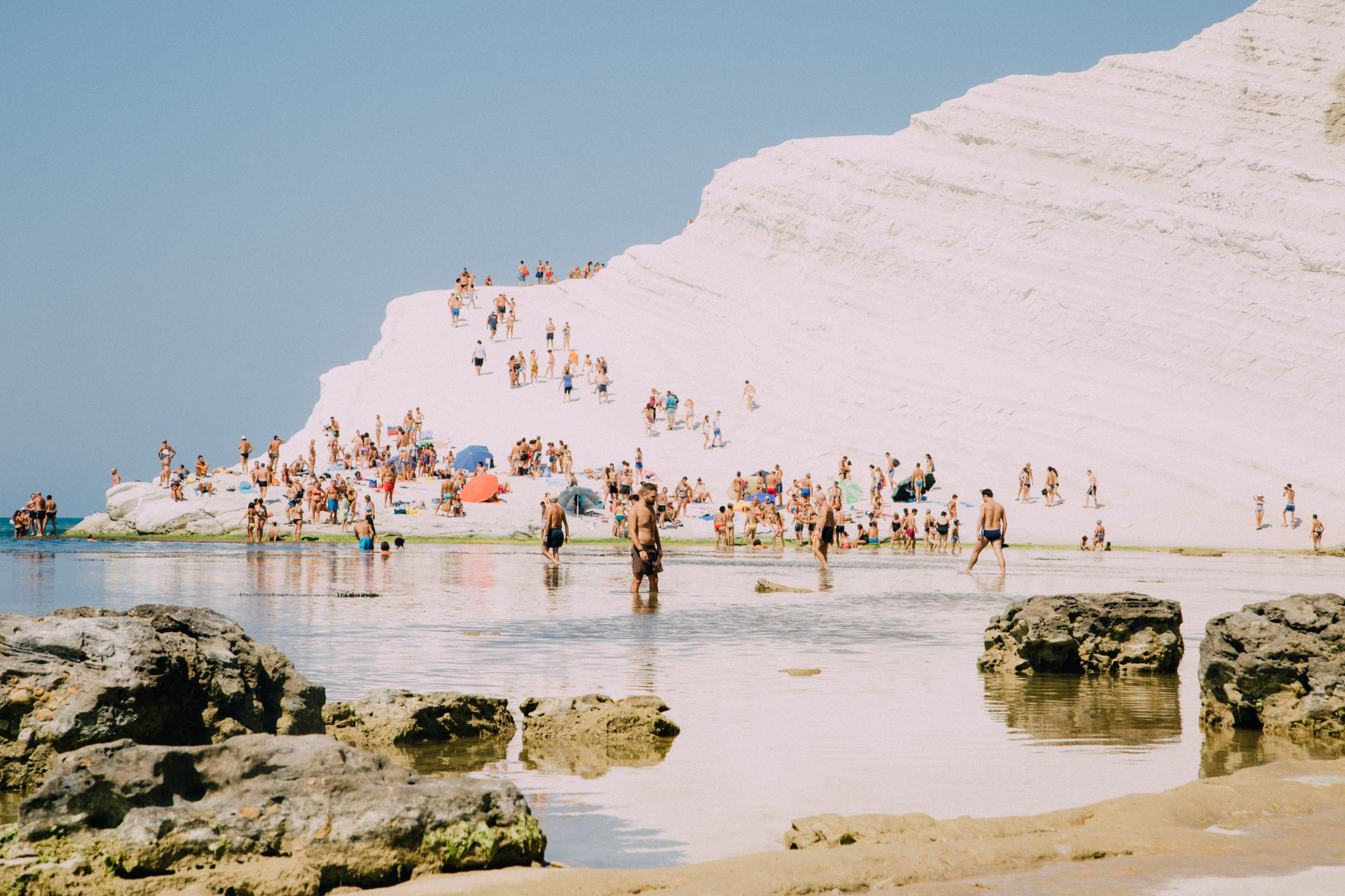 vacations, beach, large group of people, real people, white, water, landscape, nature, lifestyles, outdoors, tourist, architecture, rock - object, people, HD Wallpaper