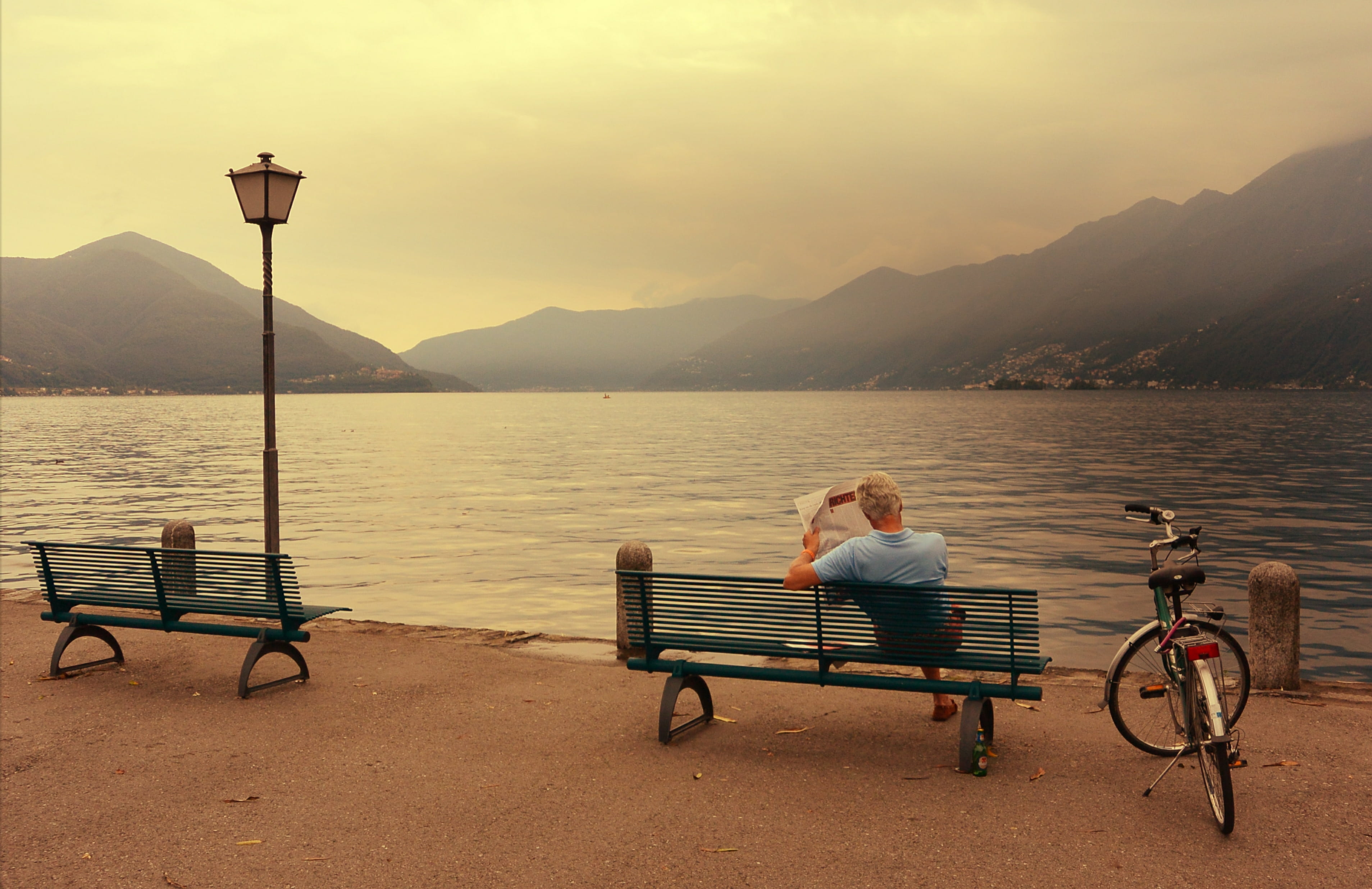 nature, Ticino, Lake, Svizzera, outdoors, Bicycle, man, Switzerland, Newspaper, 2K, facing, Reader, Tessin, sitting, Suisse, Lago Maggiore, bench, man in blue, HD Wallpaper