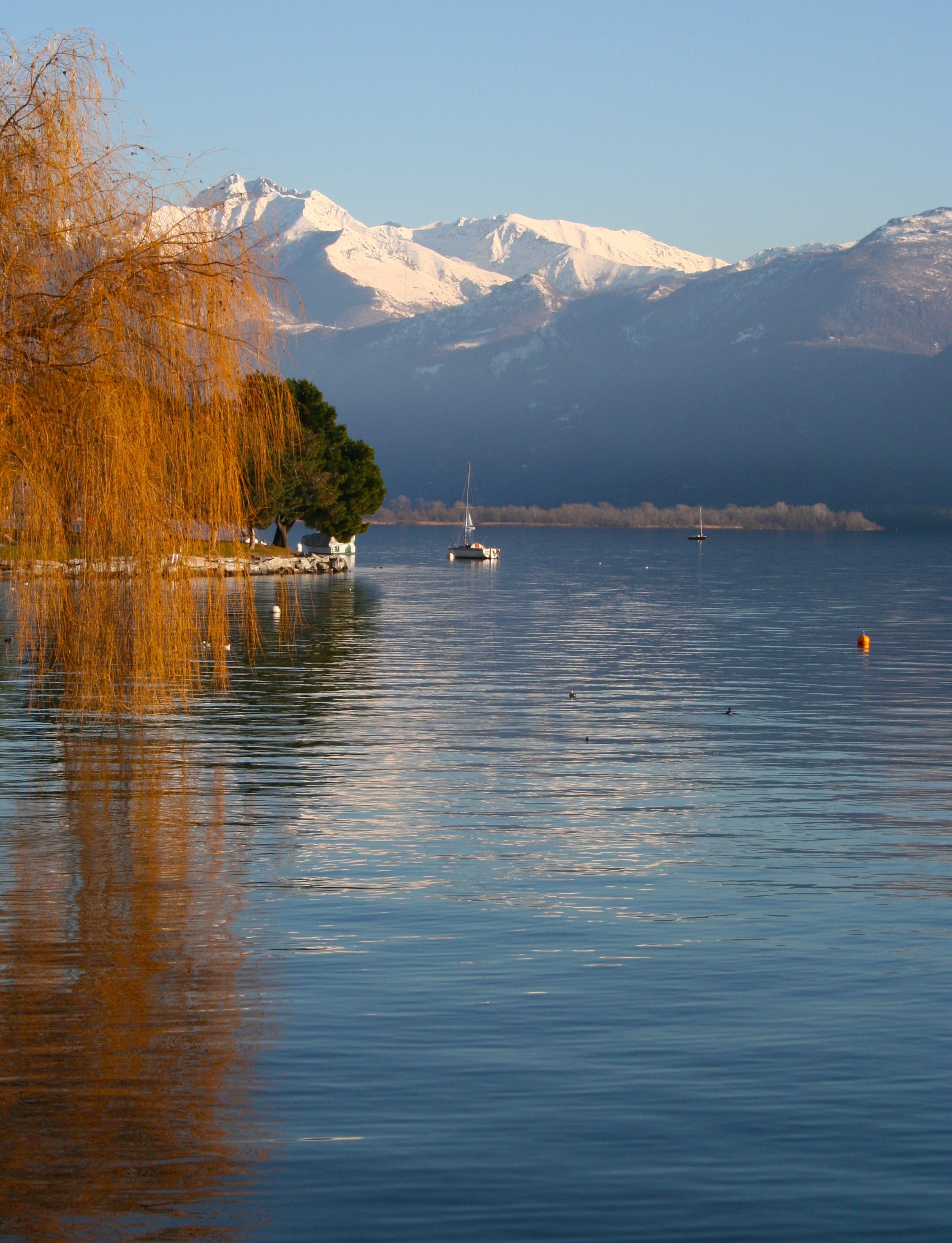 sail, boat, reflection, mountain range, beauty in nature, mirrors, mountains, snow, scenics, landscape, nature, blue, lugano, tranquility, transportation, Phone HD Wallpaper