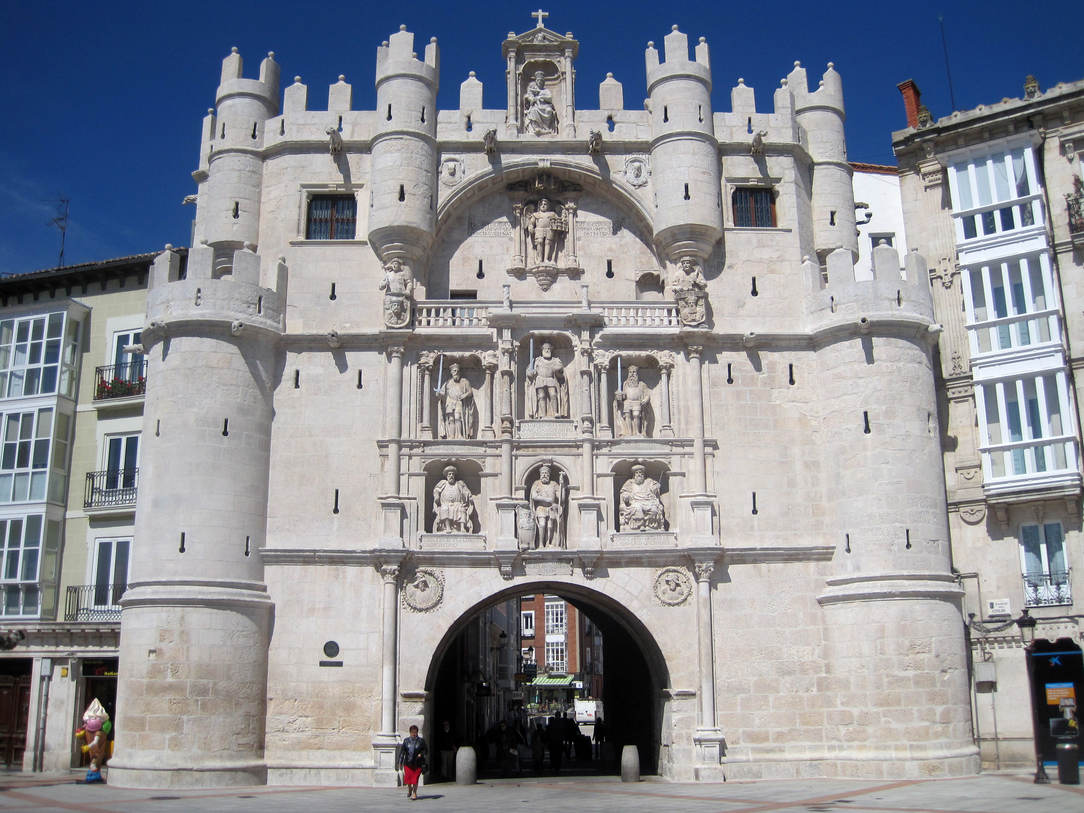 building, belief, history, city gate, building Exterior, 14th century, century, incidental people, de, th, entrance, low angle view, Burgo, 2K, travel, HD Wallpaper