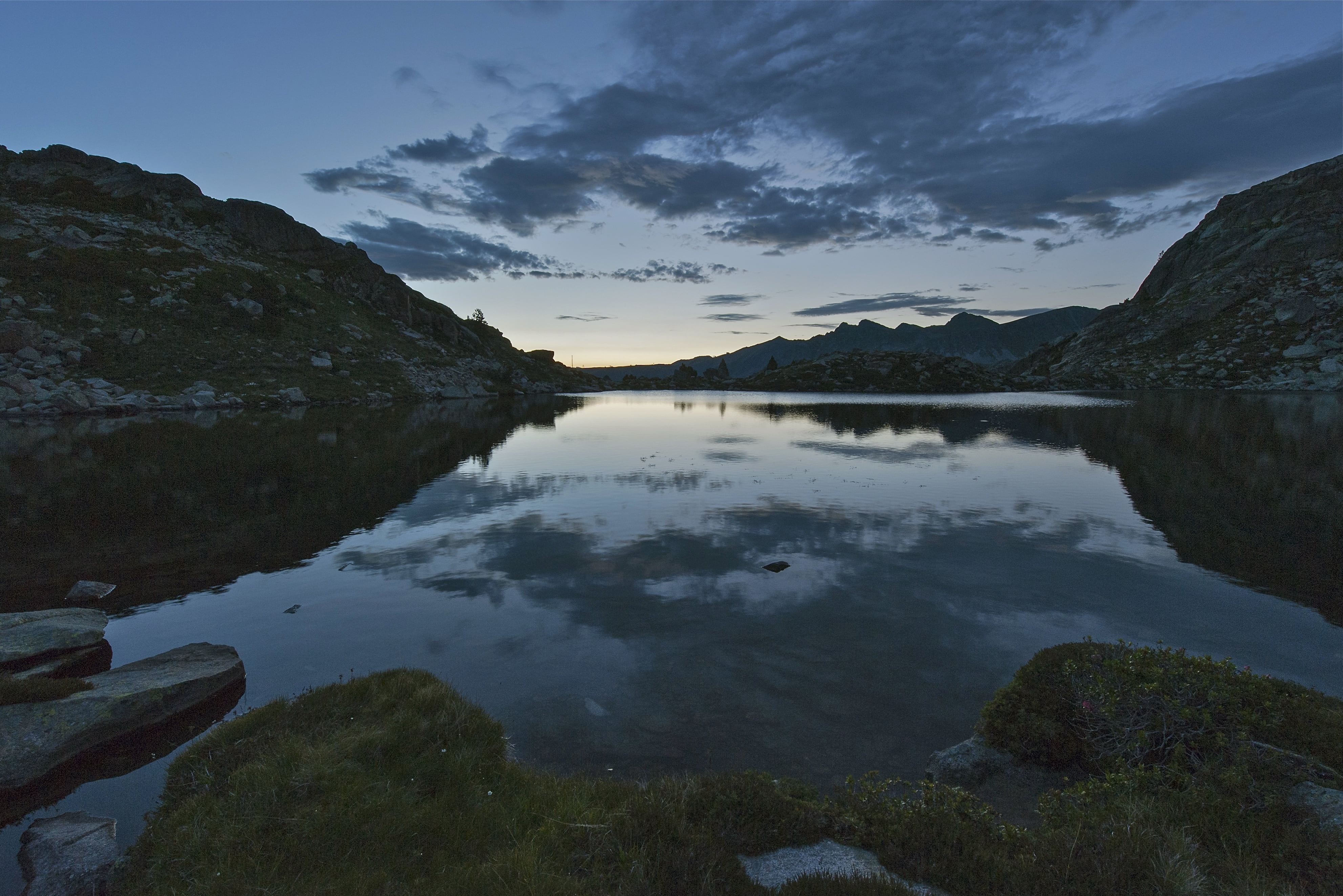 Blue hour, Estany, mountains, Circ, del, Antes, outdoors, water, sunrise, night time, scenics, time, de, night, colors, surrounding, colores, sky, Fotografía, HD Wallpaper
