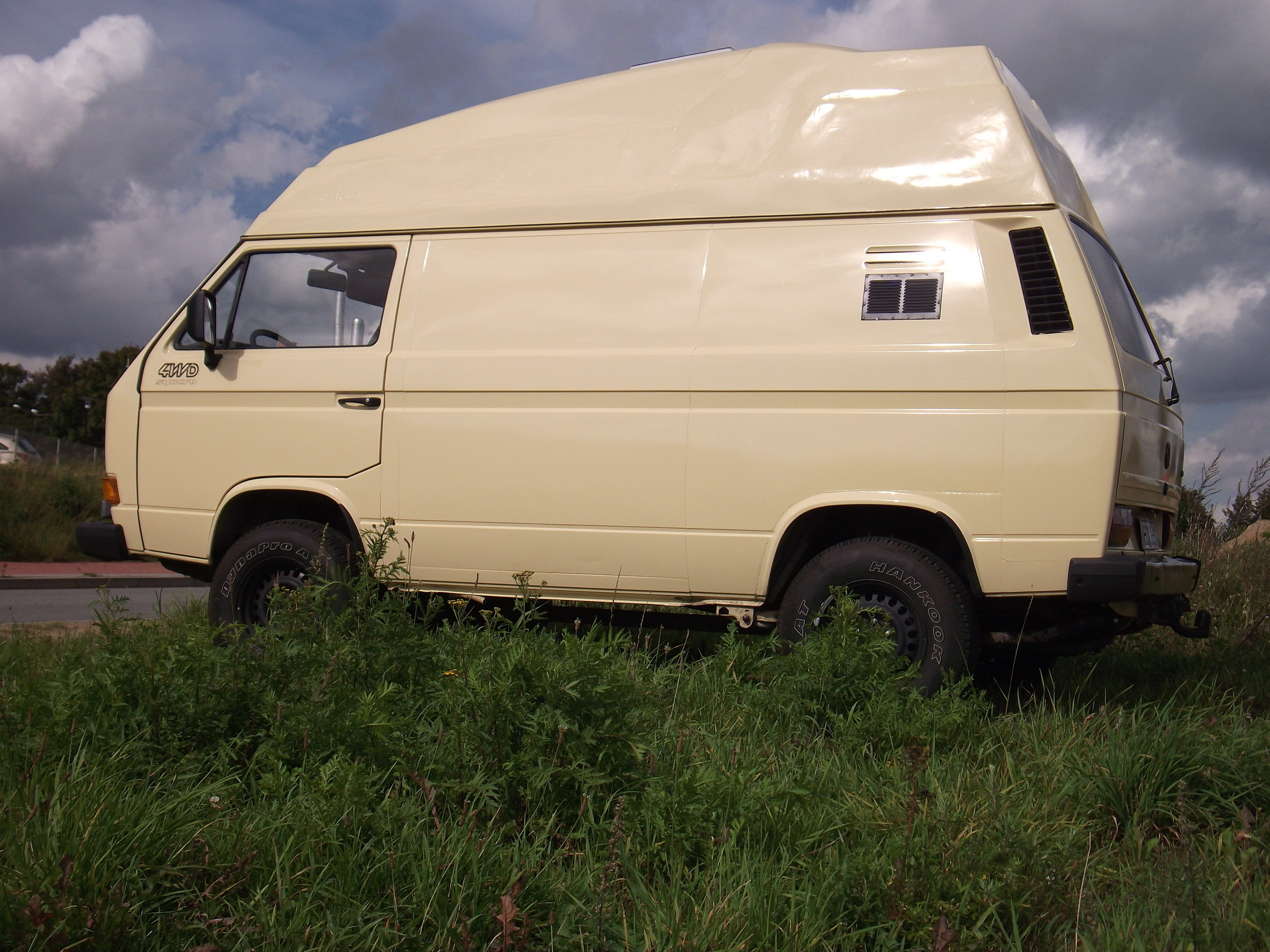 motor vehicle, travel, architecture, sky, volkswagen, t3, cloud - sky, grass, outdoors, built structure, vanagon, stationary, day, land, bulli, building exterior, HD Wallpaper