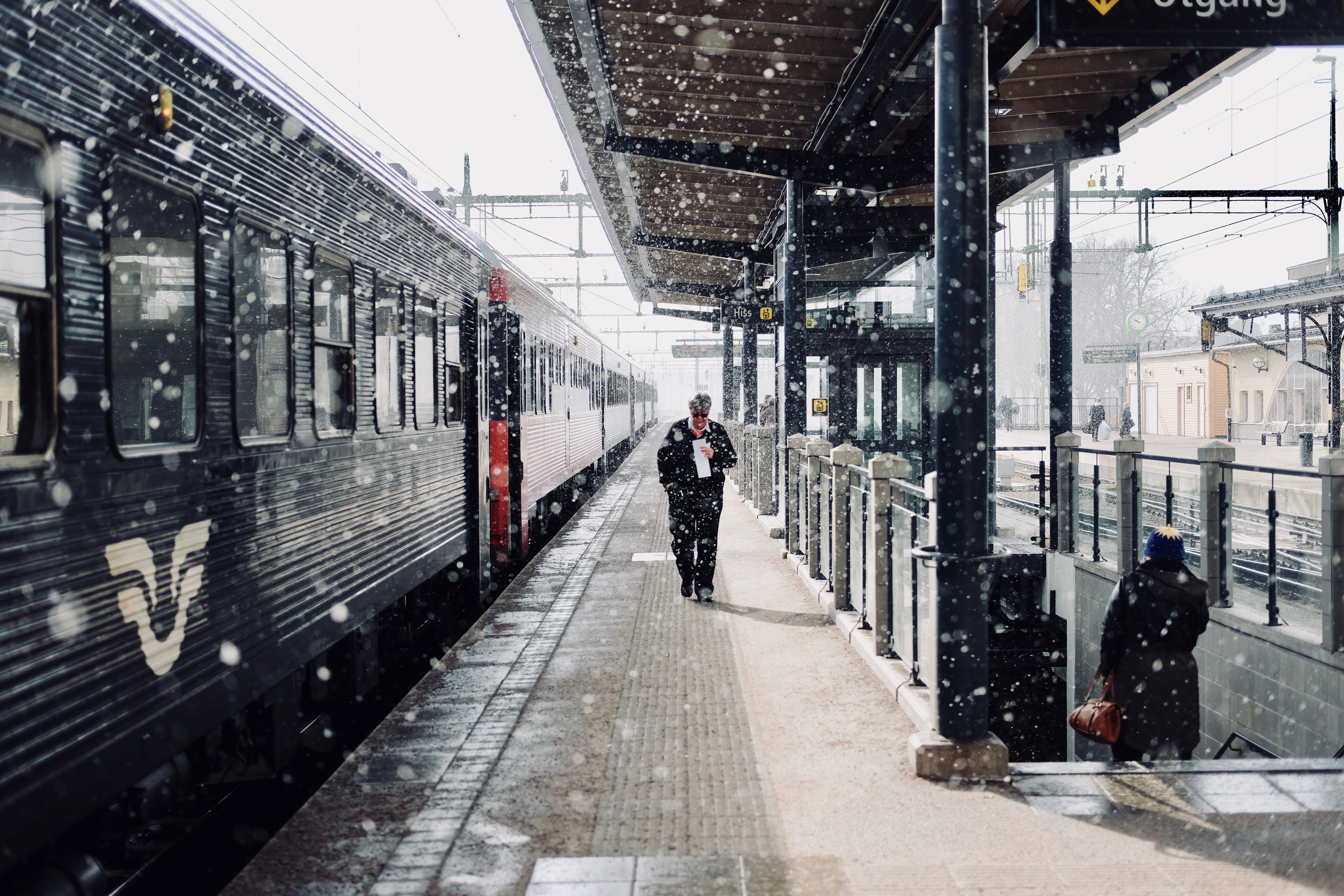 snowing, 4K, outdoors, train - vehicle, modern, railway station, railroad track, terminal, Tramway, station, men, people, tracks, rail transportation, HD Wallpaper