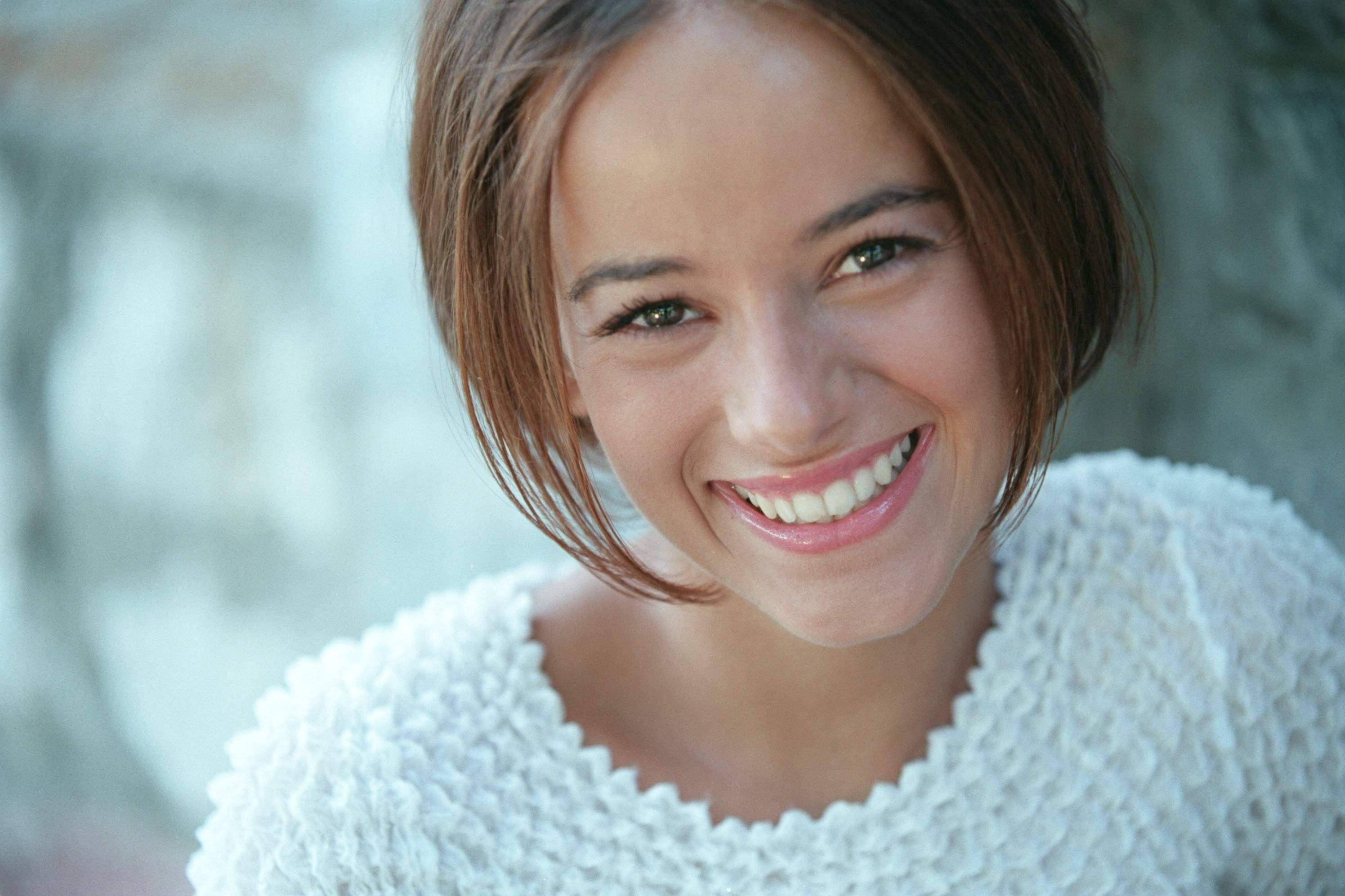 women, 2K, one person, close-up, warm clothing, hair, happiness, sweater, beauty, looking at camera, hairstyle, headshot, beautiful people, smiling, portrait, HD Wallpaper