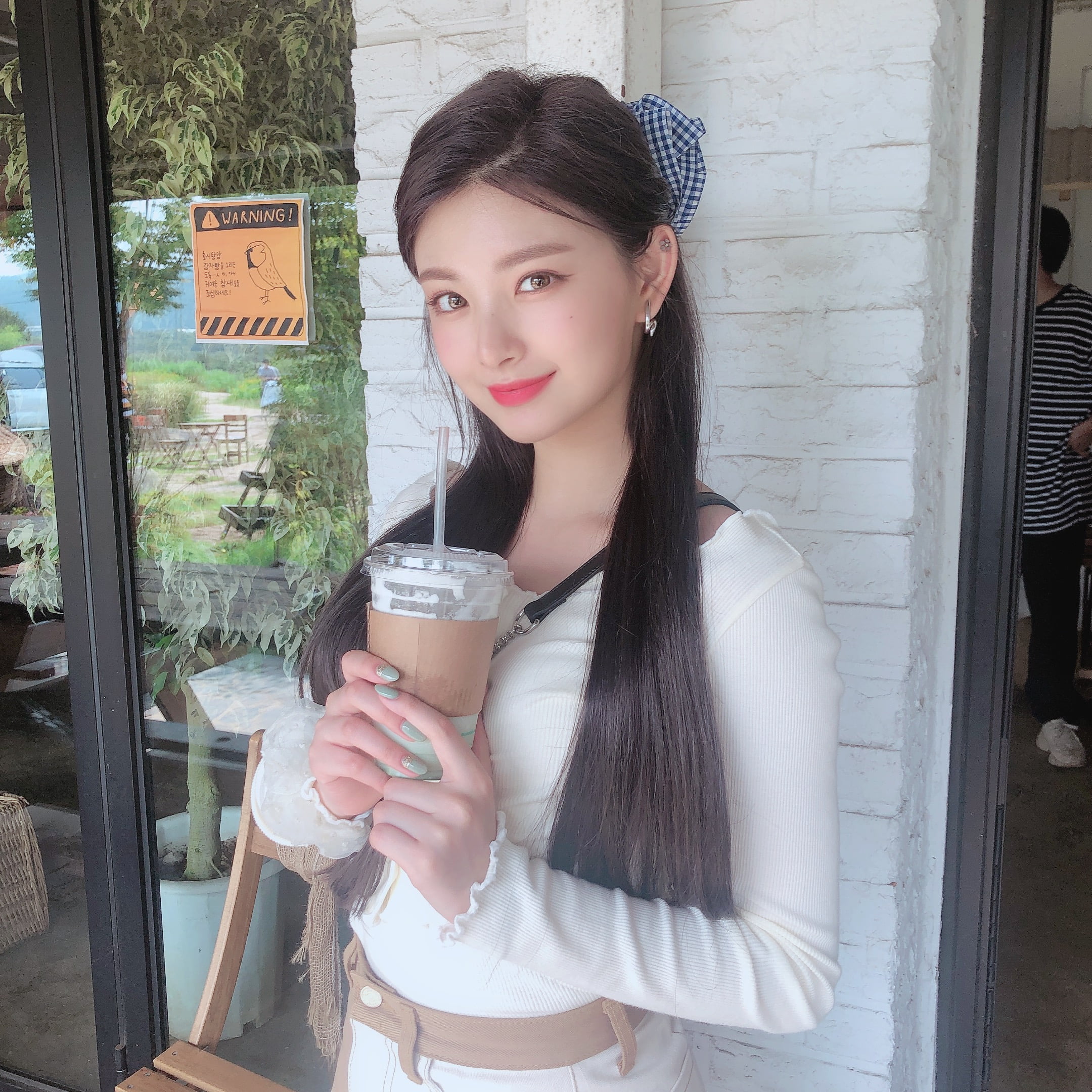 1080P, EVERGLOW, Wang Yiren, K-pop, Phone HD Wallpaper