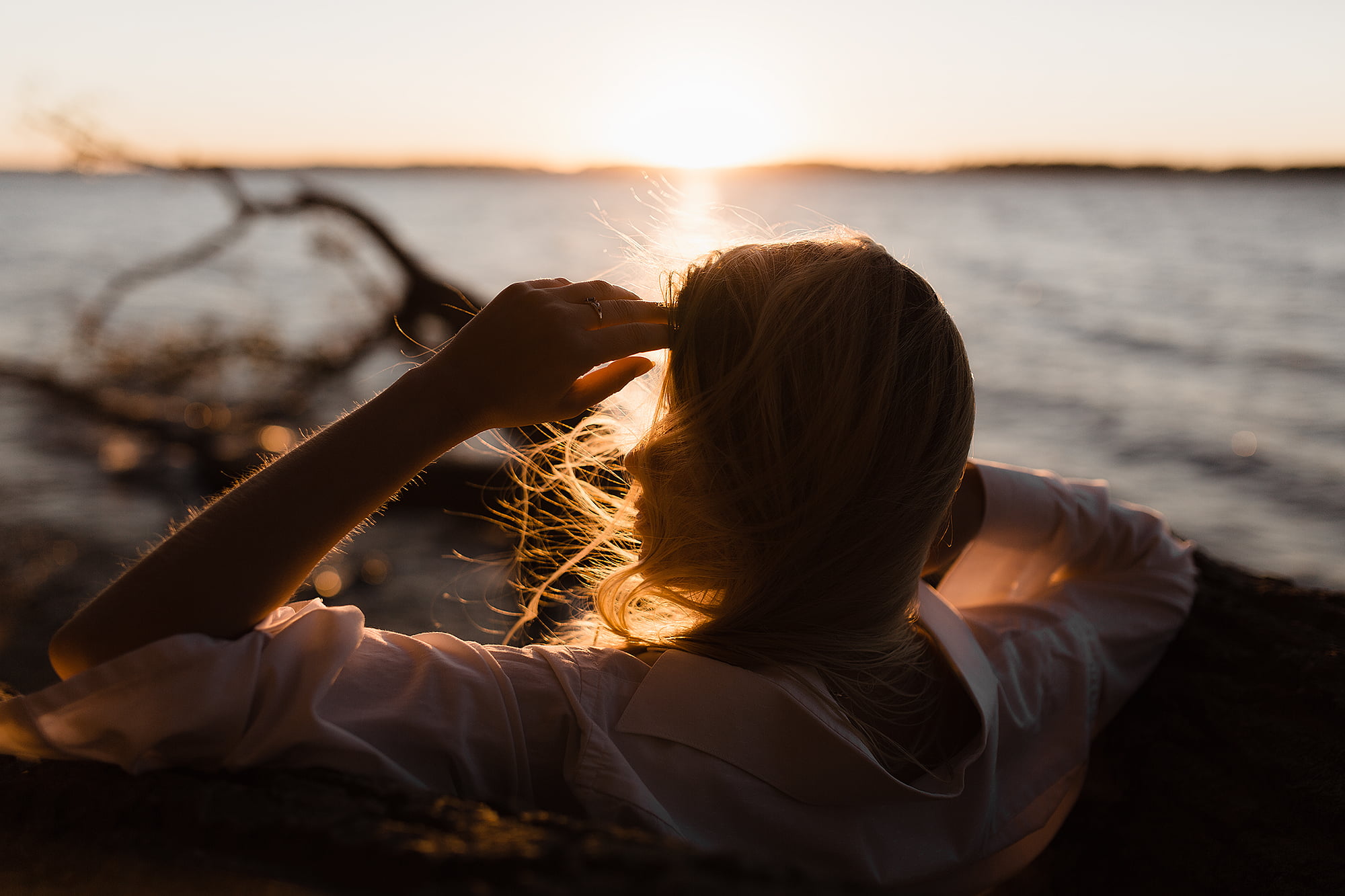 water, rings, blonde, depth of field, 1080P, women outdoors, nature, Yulin Dmitry, women, sea, sunset, warm light, model, hair blowing in the wind, HD Wallpaper