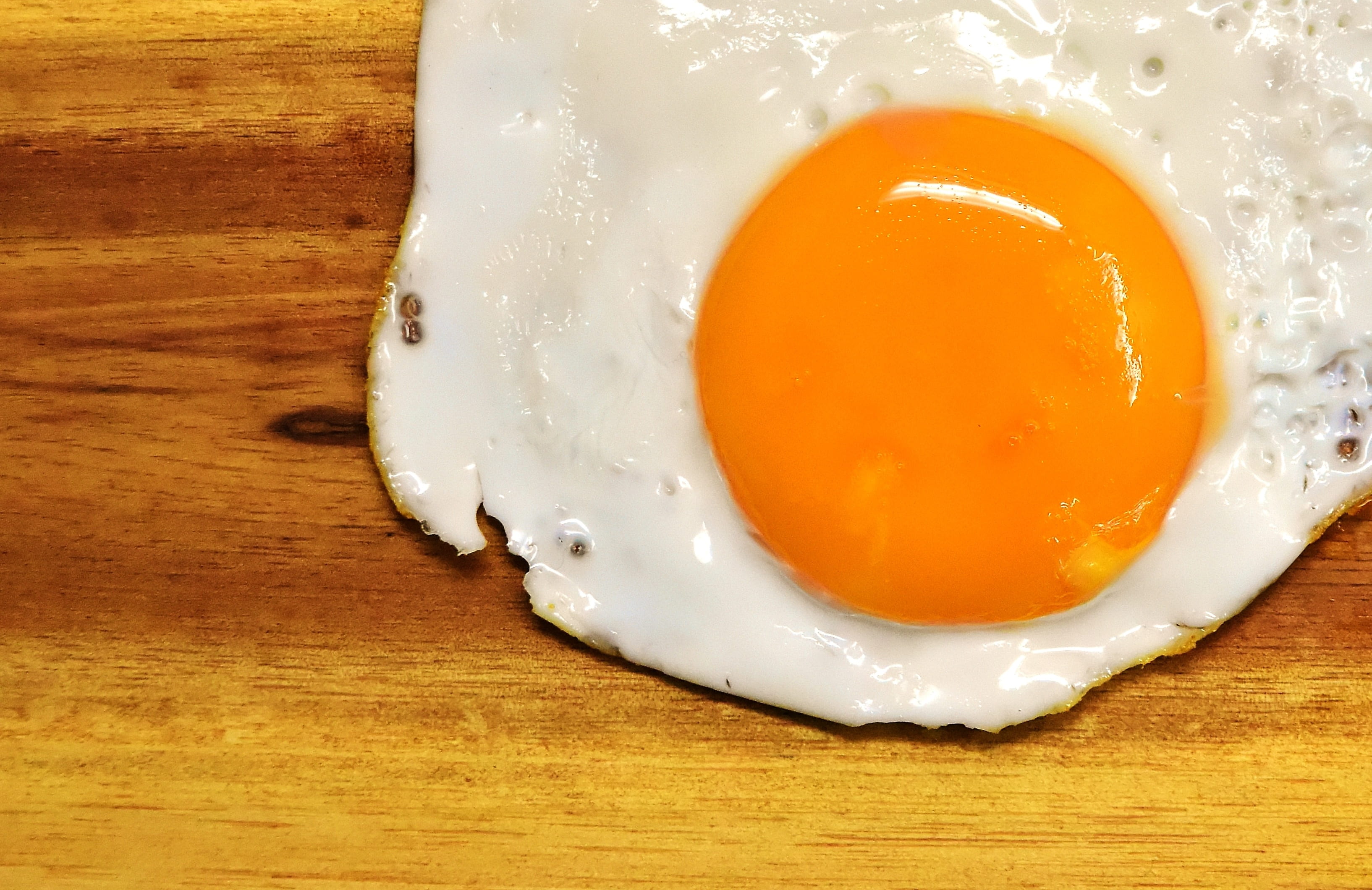 egg yolk, delicious, indoors, still life, sunny, wellbeing, directly above, freshness, food and drink, egg white, eat, wood - material, side, fried eggs, HD Wallpaper