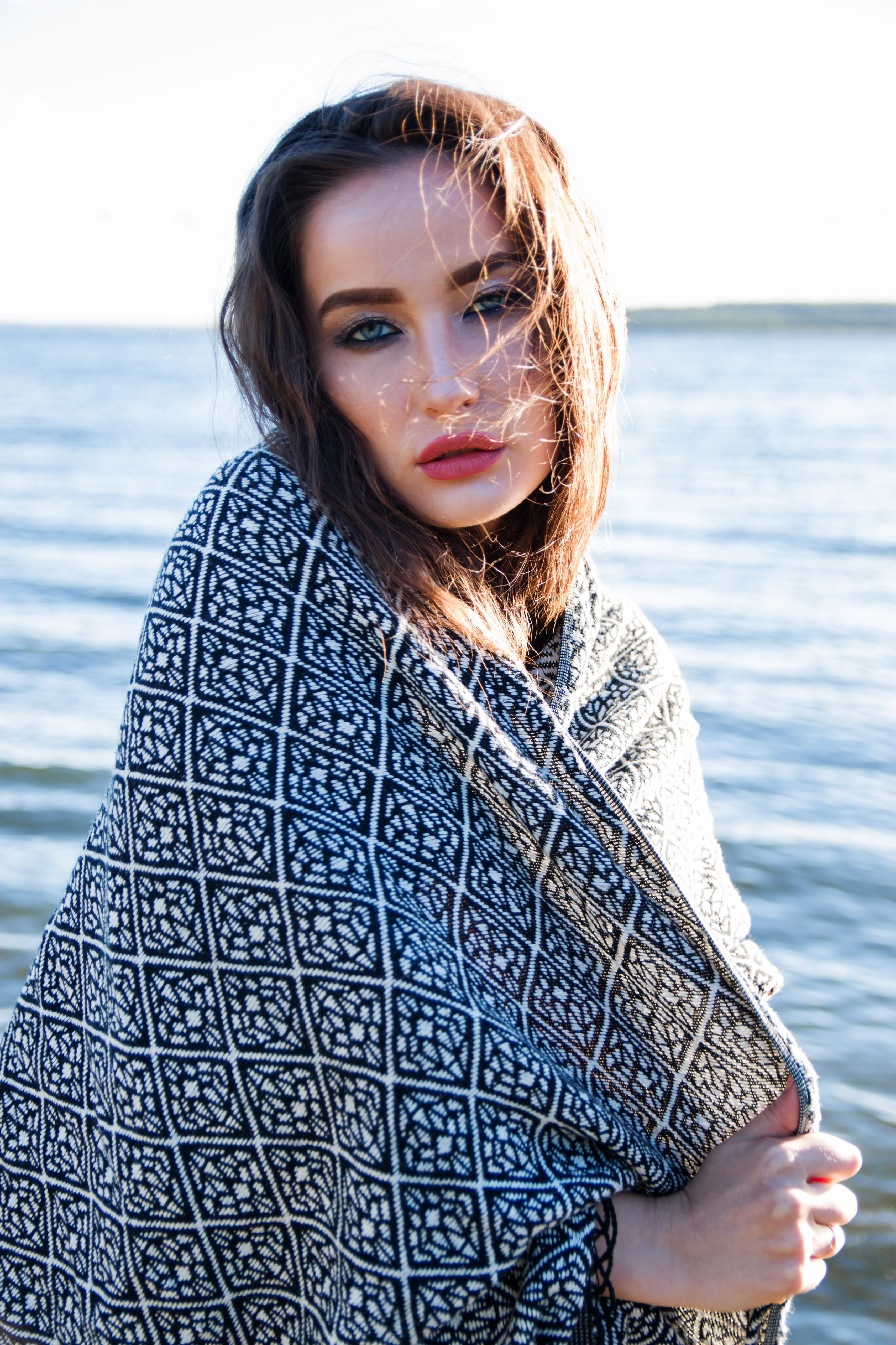 5K, one woman only, sweater, adults only, covering, stands, towel, warm clothing, leisure activity, adult, nature, black, woman, hairstyle, only women, Phone HD Wallpaper