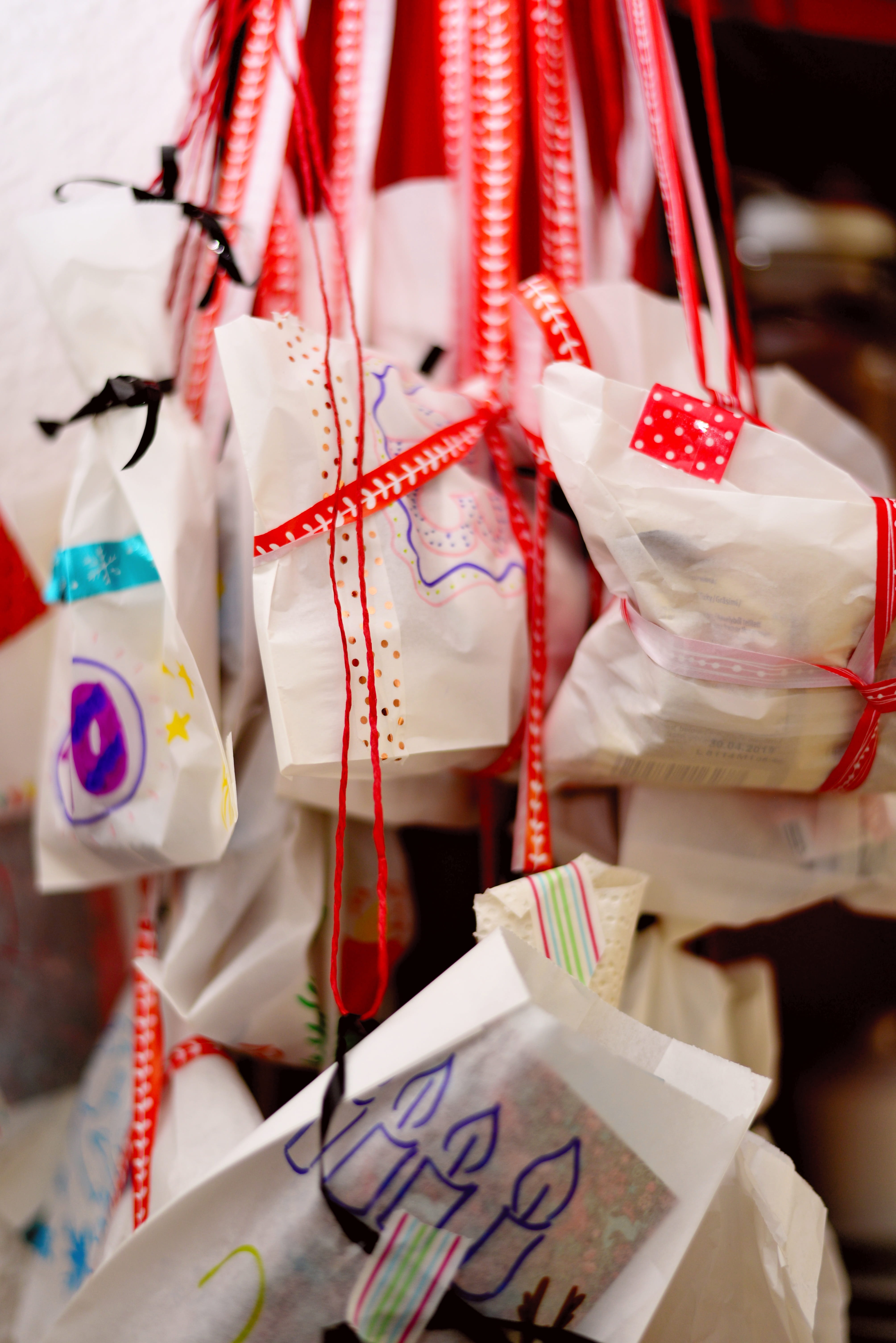 ribbon, 5K, homemade, tied up, christmas time, indoors, focus on foreground, red, large group of objects, paper bags, still life, selective focus, advent calendar, Phone HD Wallpaper
