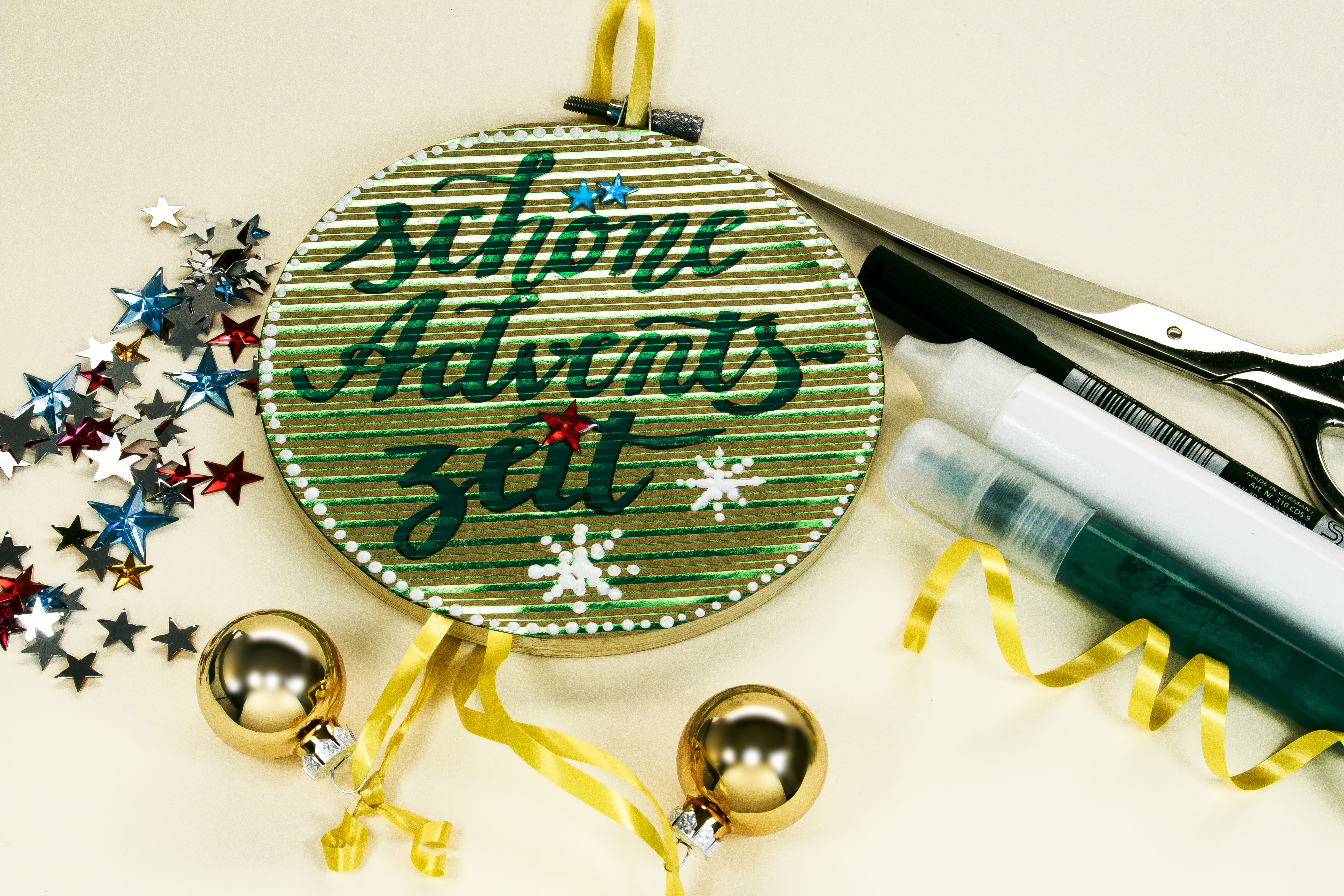 felt tip pen, jewelry, holiday, scissors, door hanger, calligraphy, table, art and craft, beads markers, gold, necklace, studio shot, sphere, white background, HD Wallpaper