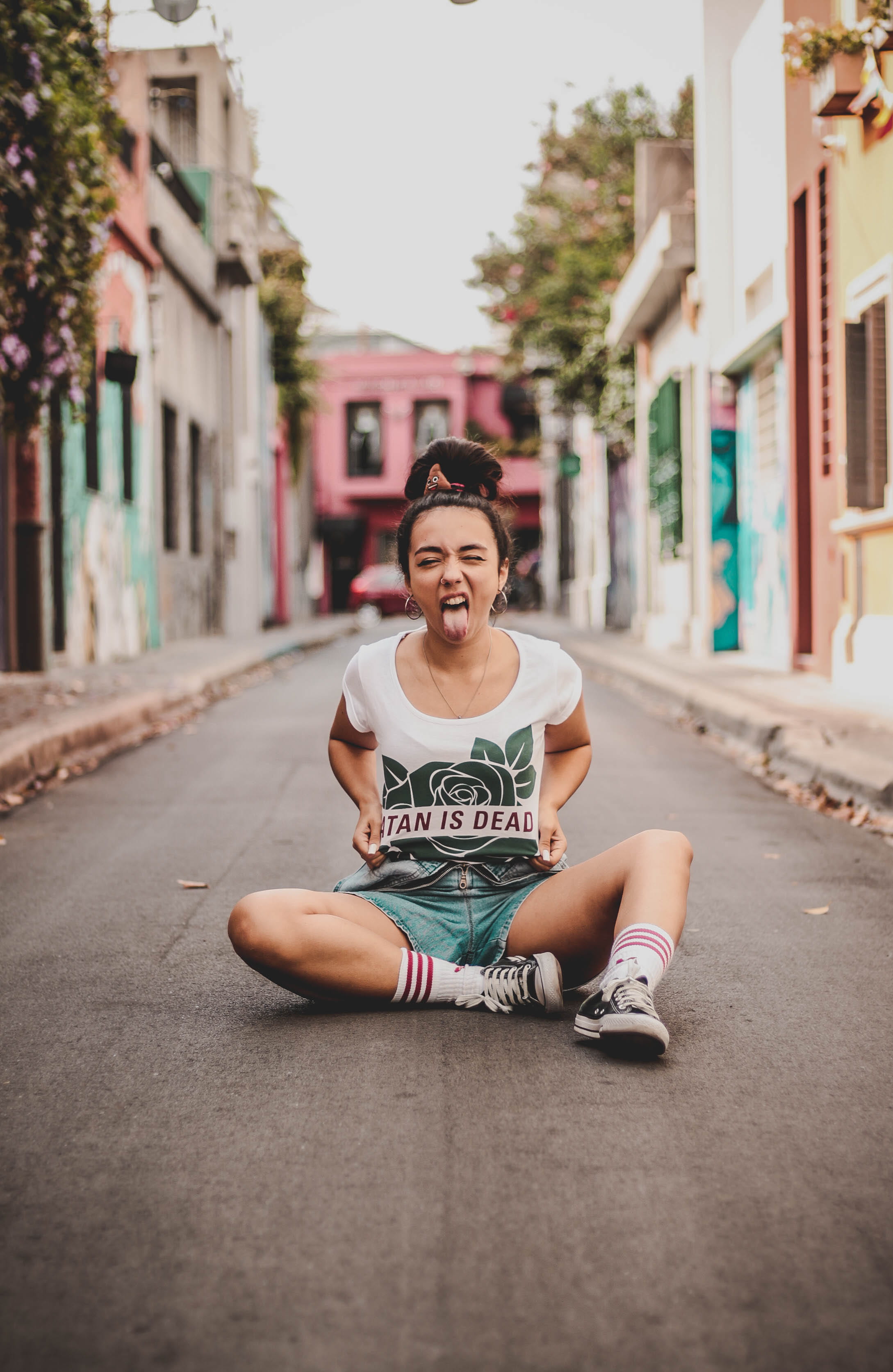 messy bun, young women, bandana, leisure activity, creative, building exterior, architecture, socks, unique portrait, city, t-shirt design, smiling, happiness, Phone HD Wallpaper