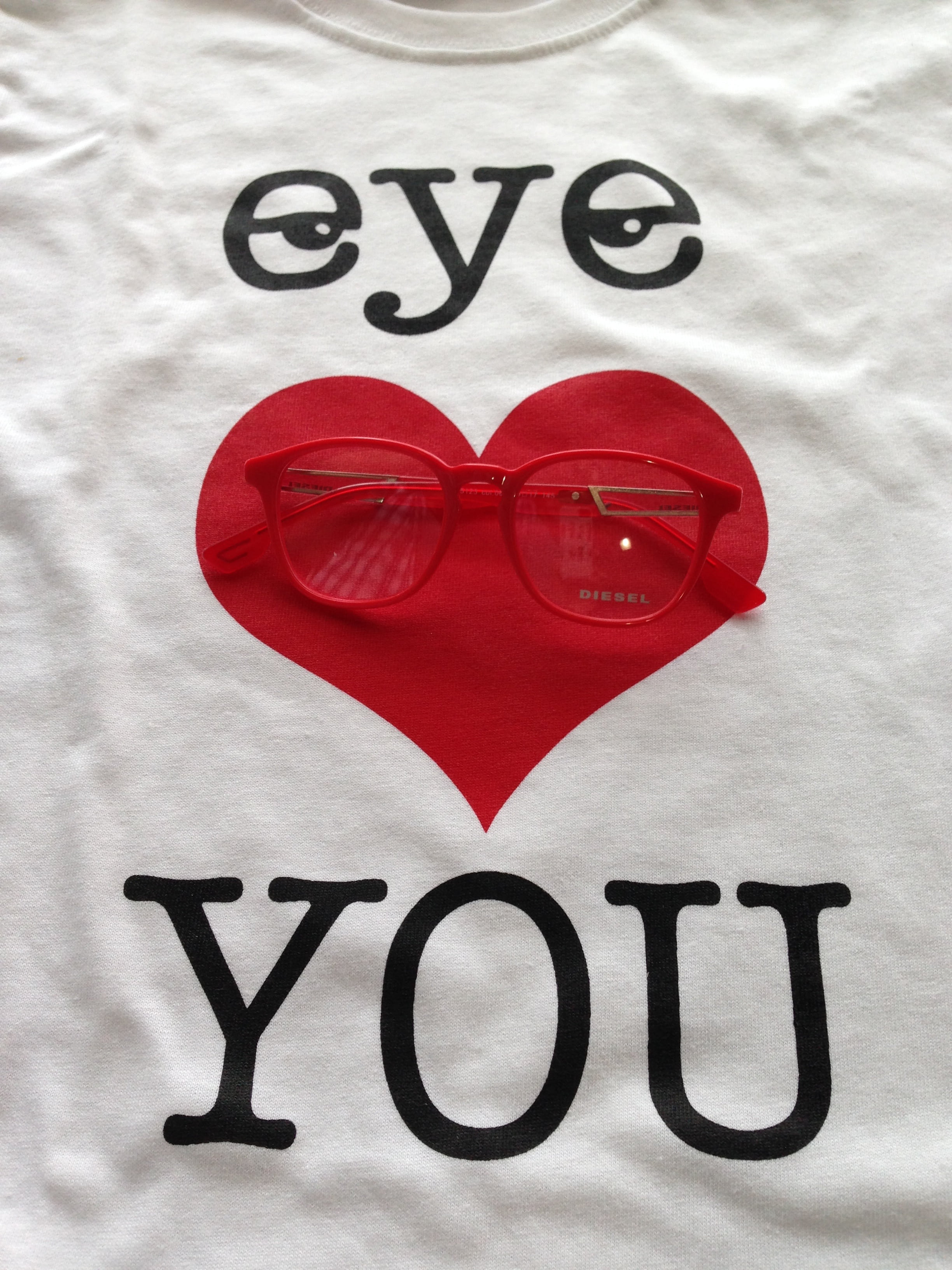 red, high angle view, design, communication, valentines day - holiday, western script, t-shirt, heart, glasses, indoors, cute, print, symbol, message, sign, Phone HD Wallpaper