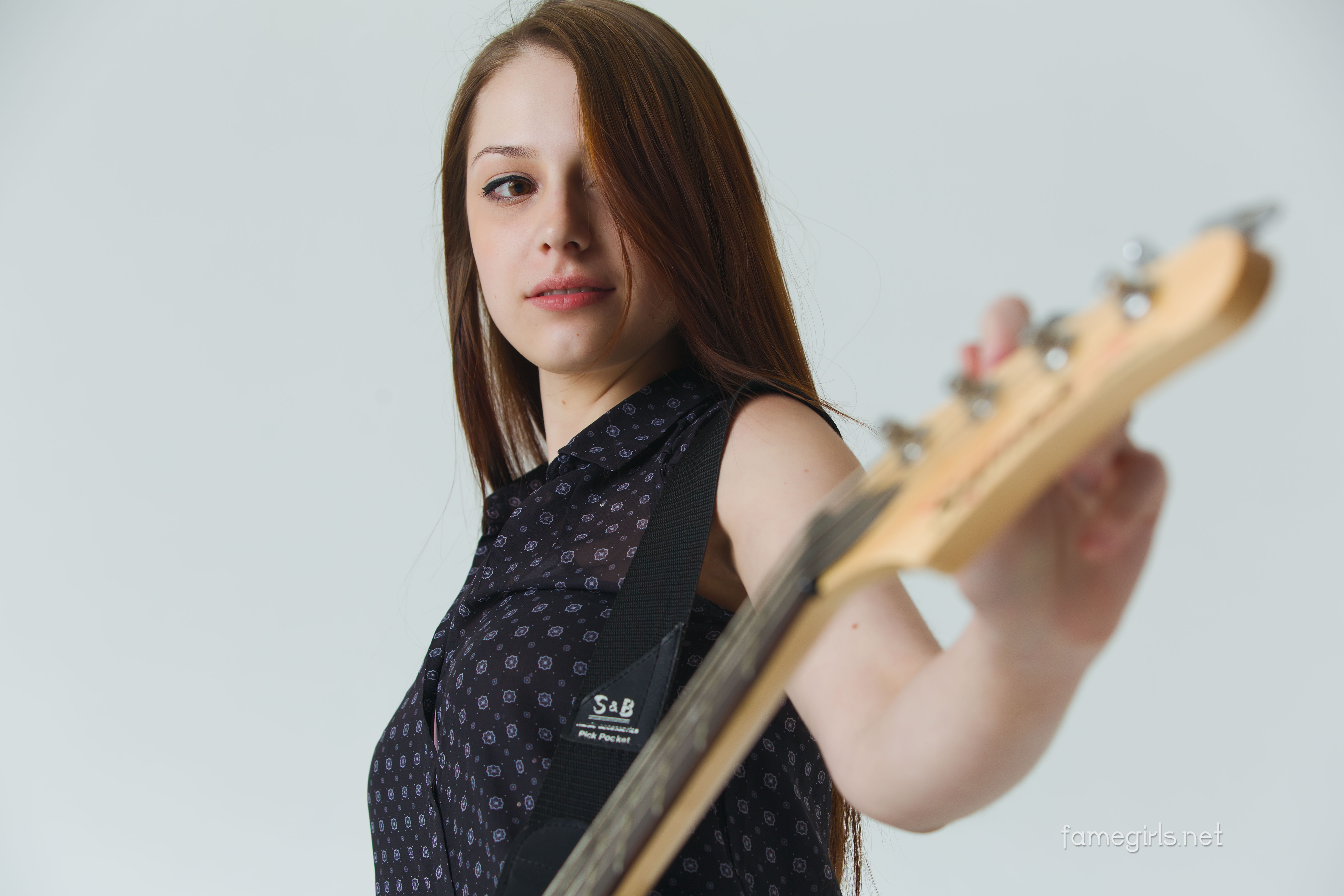 Isabella, Isabella (famegirls), 5K, famegirls, bass guitars, long hair, HD Wallpaper