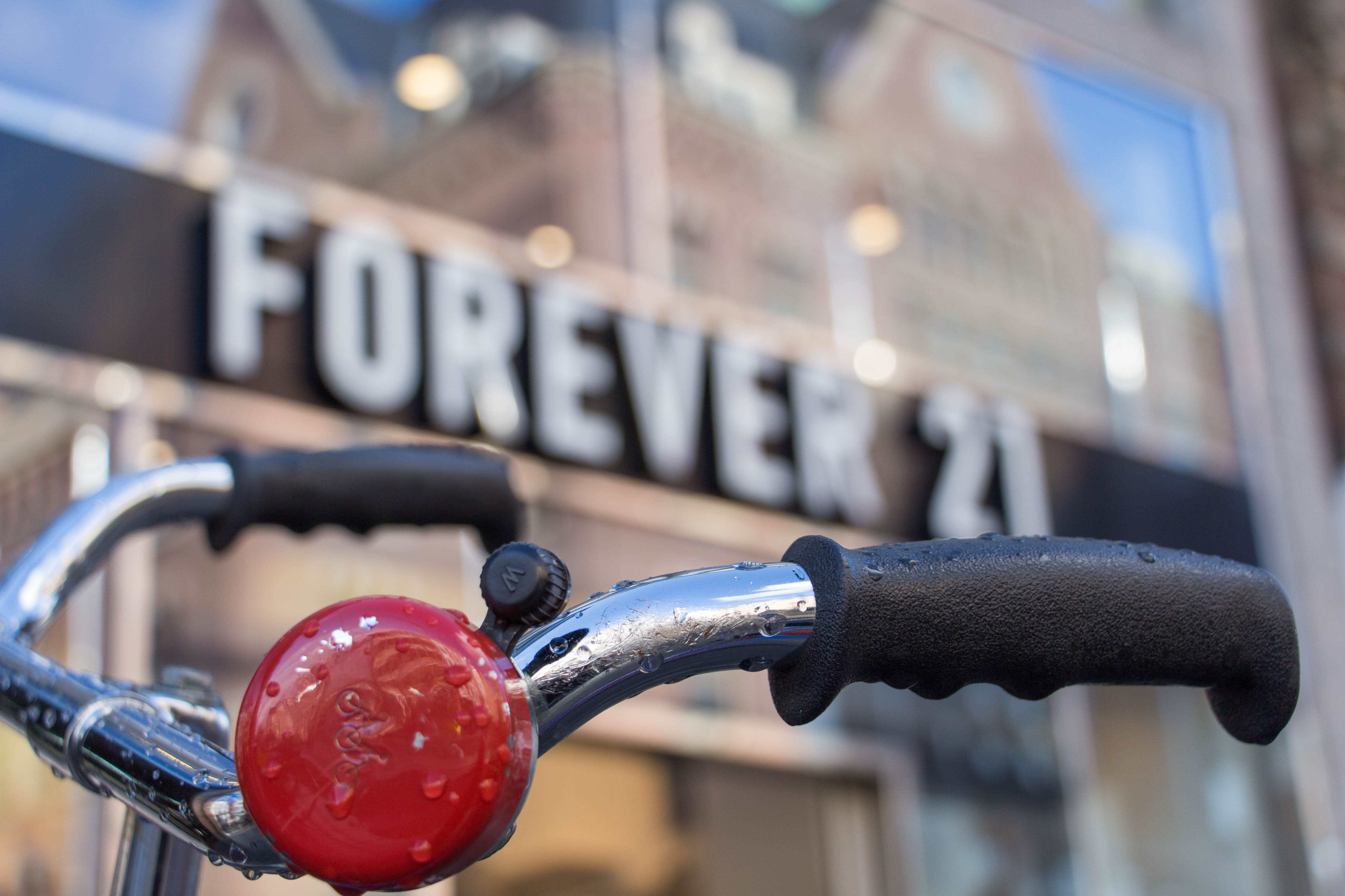 buzina, handlebar, land vehicle, faucet, horn, vermelho, focus on foreground, day, western script, amsterdam, 21, building exterior, transportation, guidão, HD Wallpaper