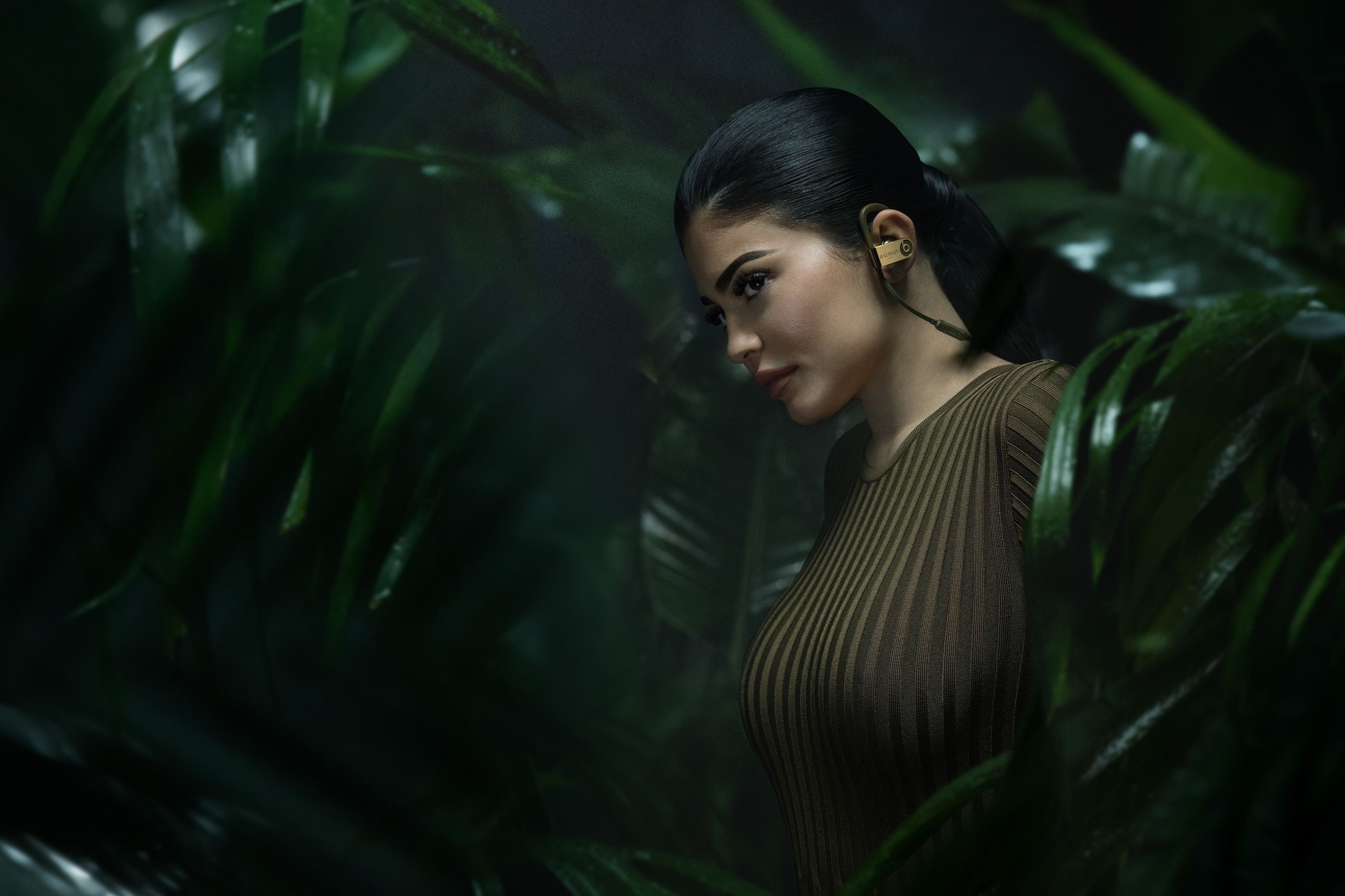 young adult, 2K, contemplation, beauty, looking, beautiful woman, leaf, green color, tree, looking away, waist up, plant part, plant, hairstyle, women, HD Wallpaper