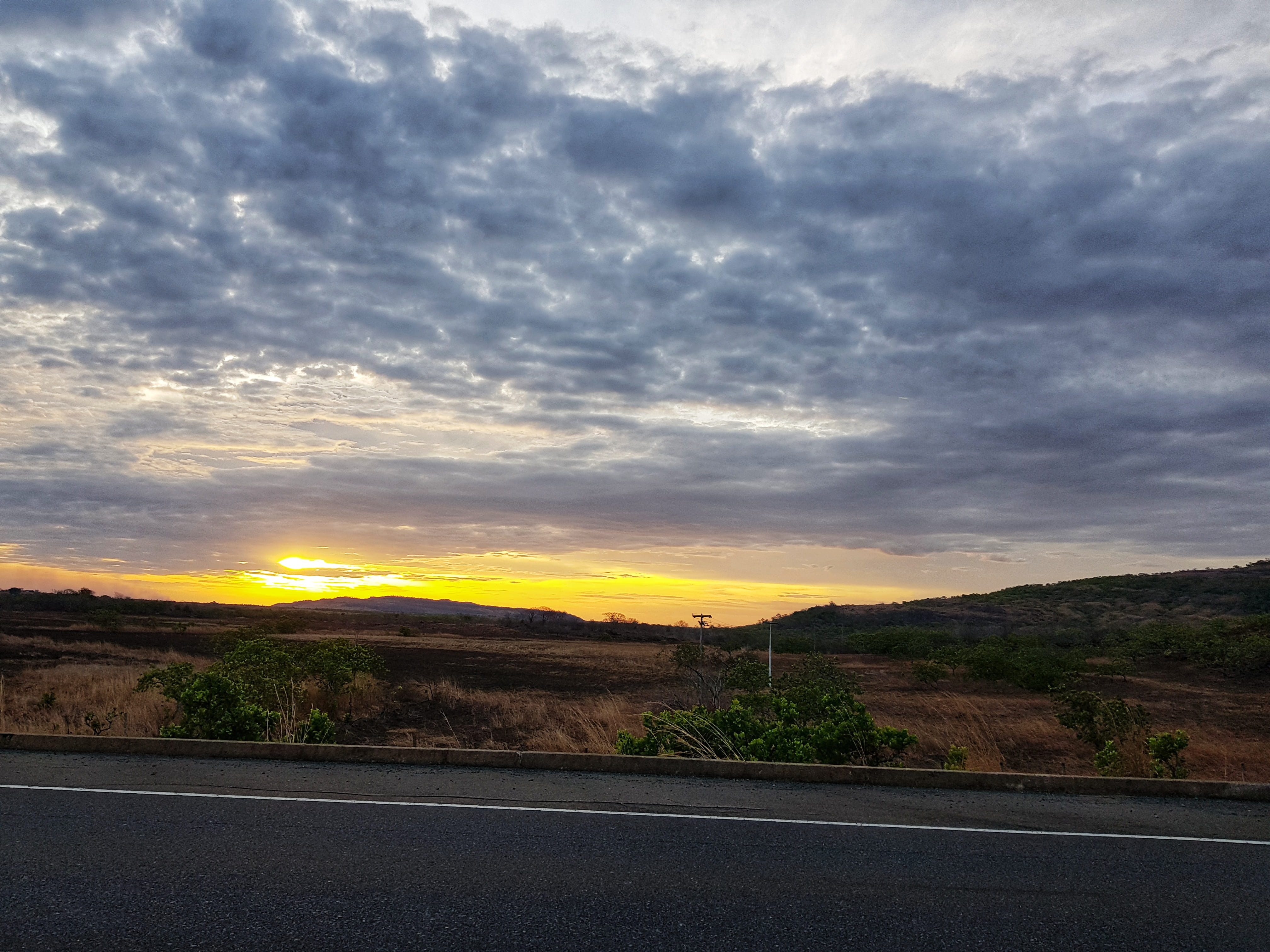 red sky, countryside, destino, environment, tarmac, céu, nuvem, sky, transportation, tranquility, road, cloud - sky, sunlight, direction, sunrise, no people, HD Wallpaper