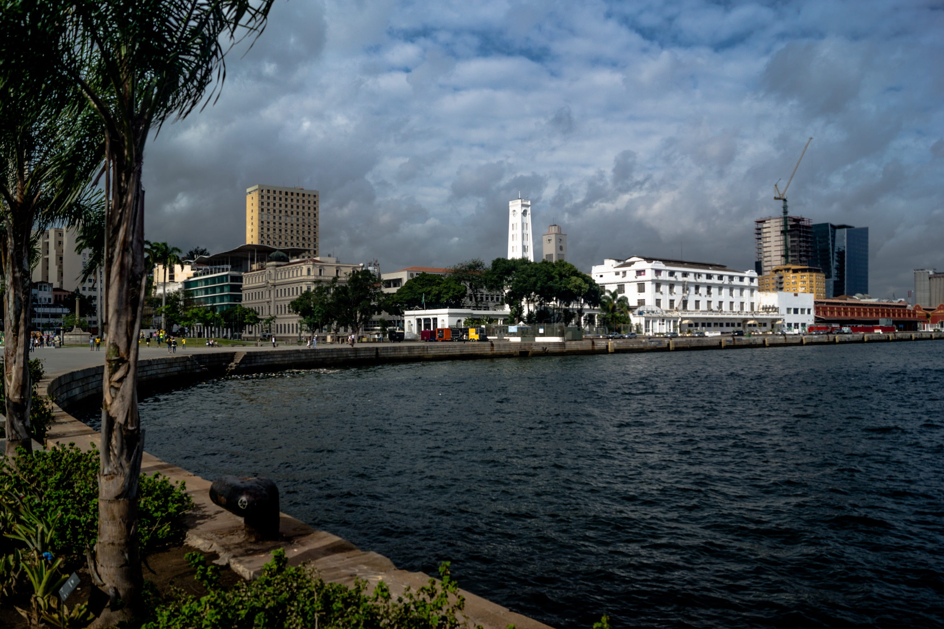 2K, cloudscape, nuvens, outdoors, blue, museu, building, plant, céu, office building exterior, mar, sky clouds, building exterior, waterfront, tree, museu do amanhã, HD Wallpaper
