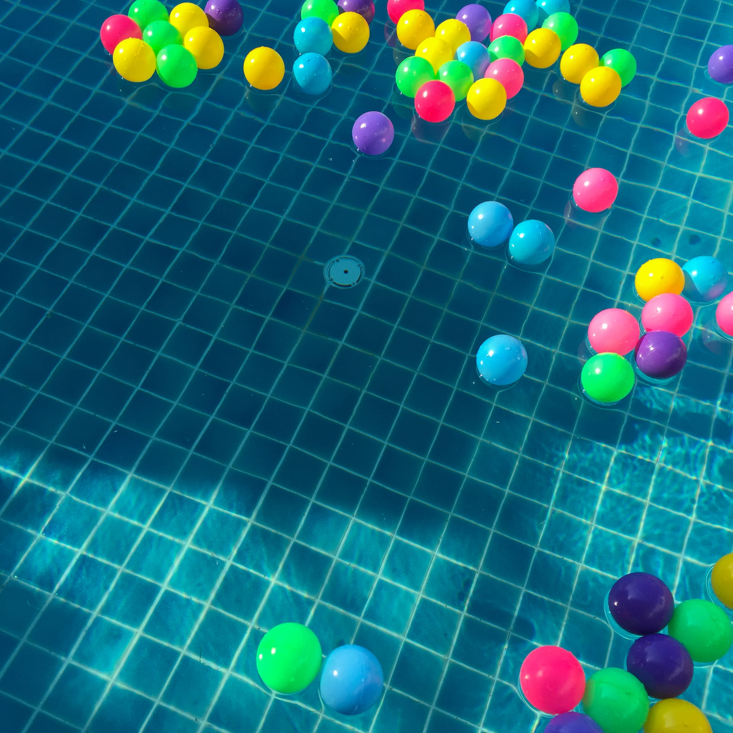 multi colored, 1080P, high angle view, variation, backgrounds, white, celebration, pattern, bright, choice, floating, circles, color, full frame, balloon, Phone HD Wallpaper