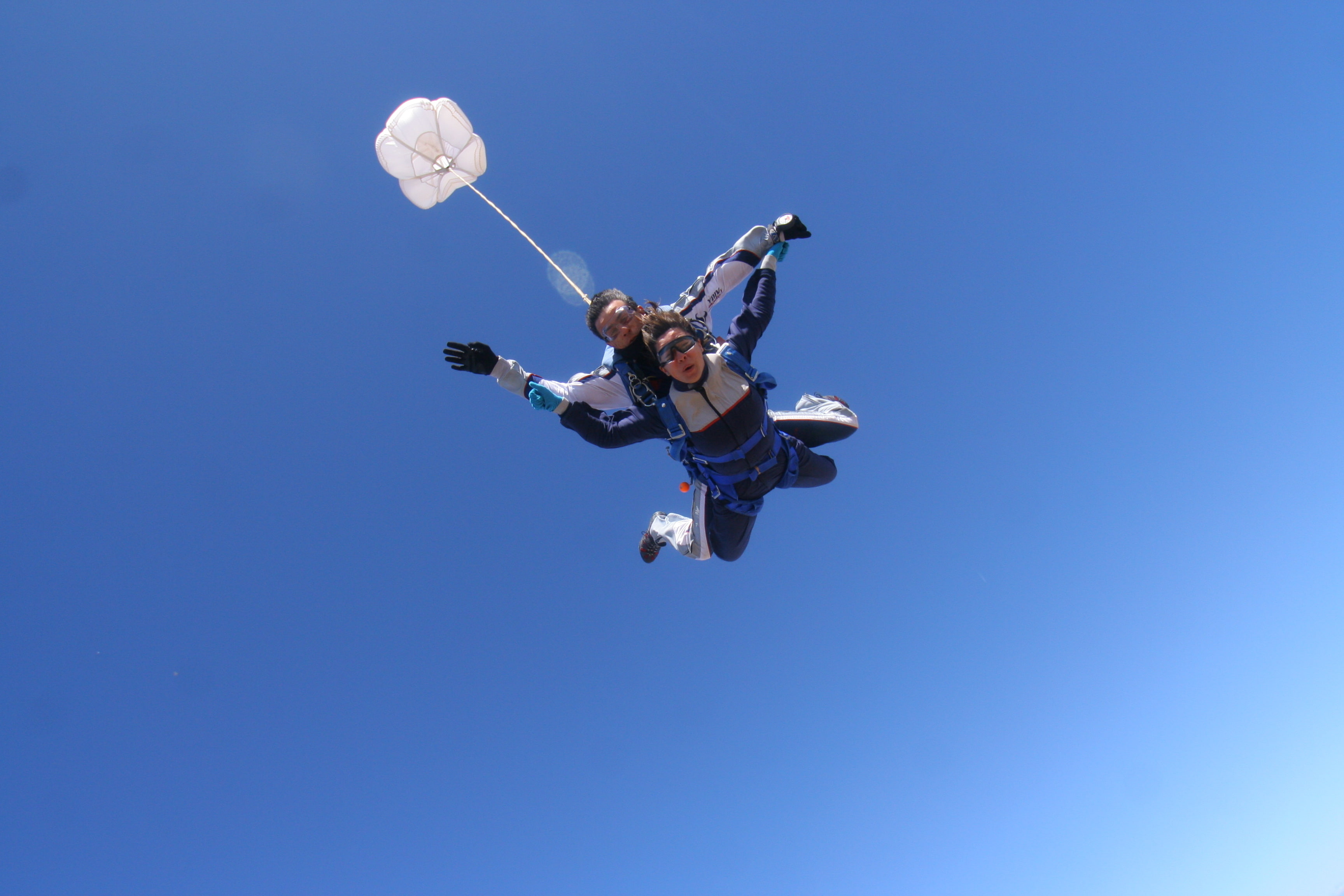 glasses, 2K, the sky, pilote chute, container, parachute, skydivers, tandem, parachuting, extreme sports, blue, HD Wallpaper