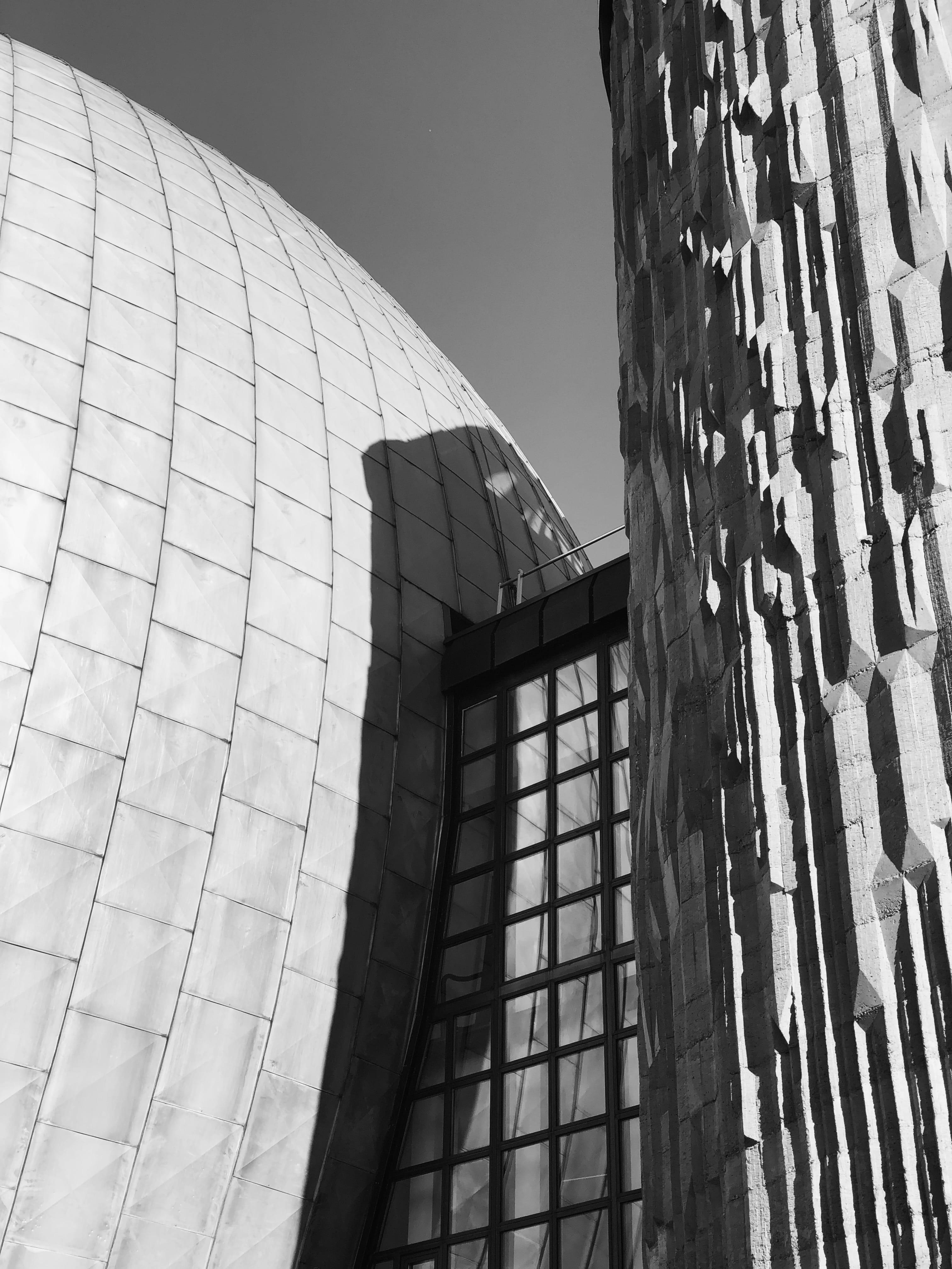 travel destinations, office building, low angle view, sunlight, modern, brutalism, sphere, deutschland, clear sky, railing, germany, window, architecture, Phone HD Wallpaper