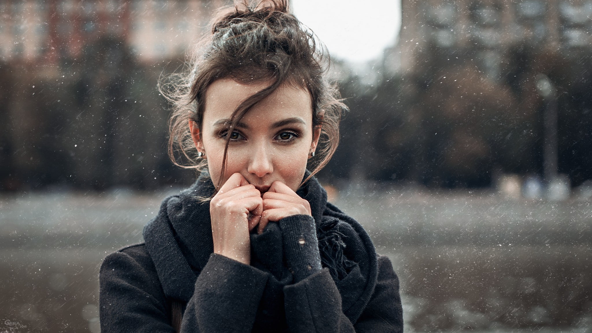 beautiful, hand, females, lifestyles, loneliness, snowing, brunette, season, cold temperature, nature, rain, looking at camera, face, wet, real people, HD Wallpaper