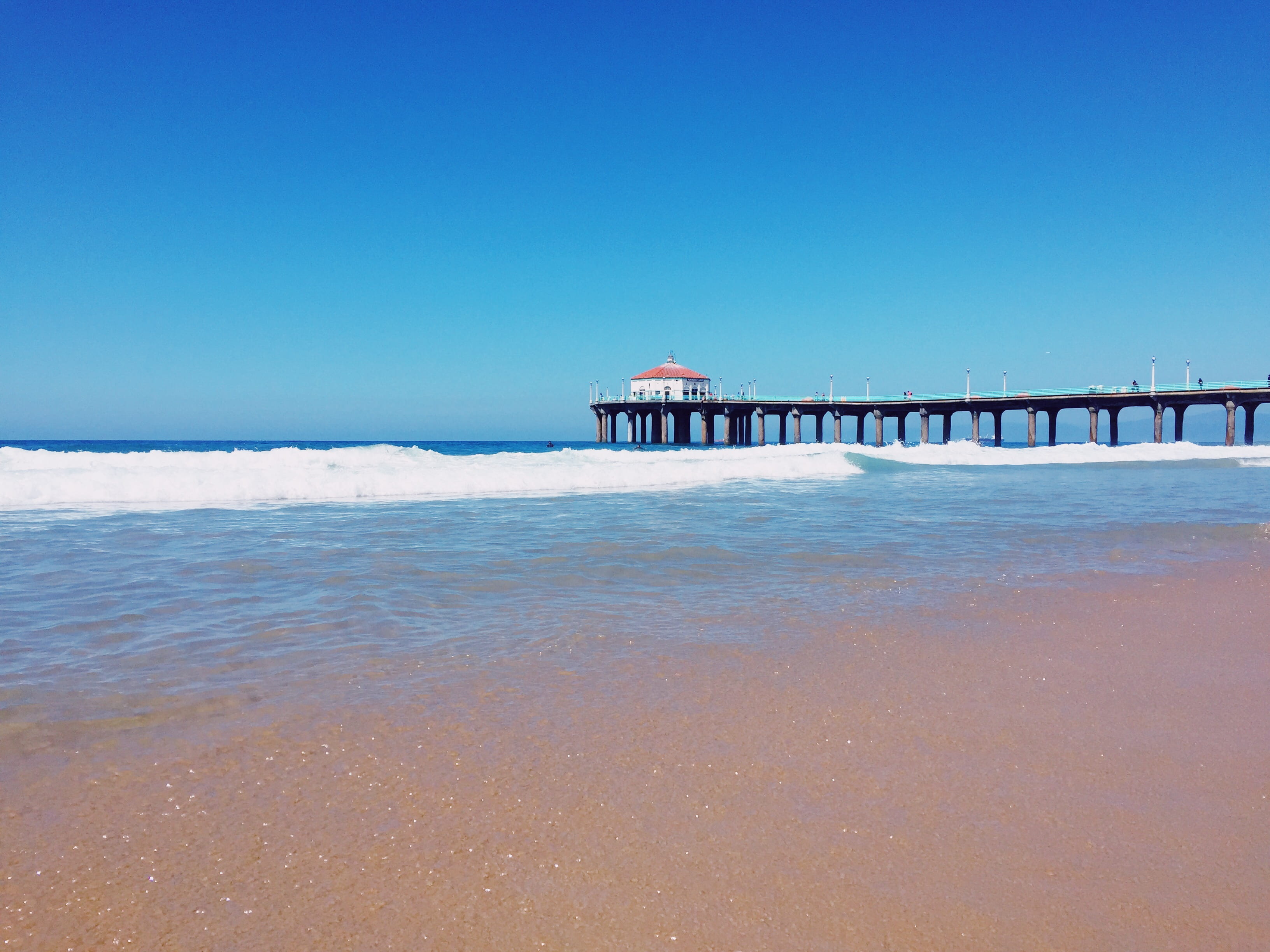 clear sky, built structure, sand, architecture, 1017 ocean dr, travel destinations, waves, day, copy space, blue, manhattan beach, beach, building exterior, HD Wallpaper