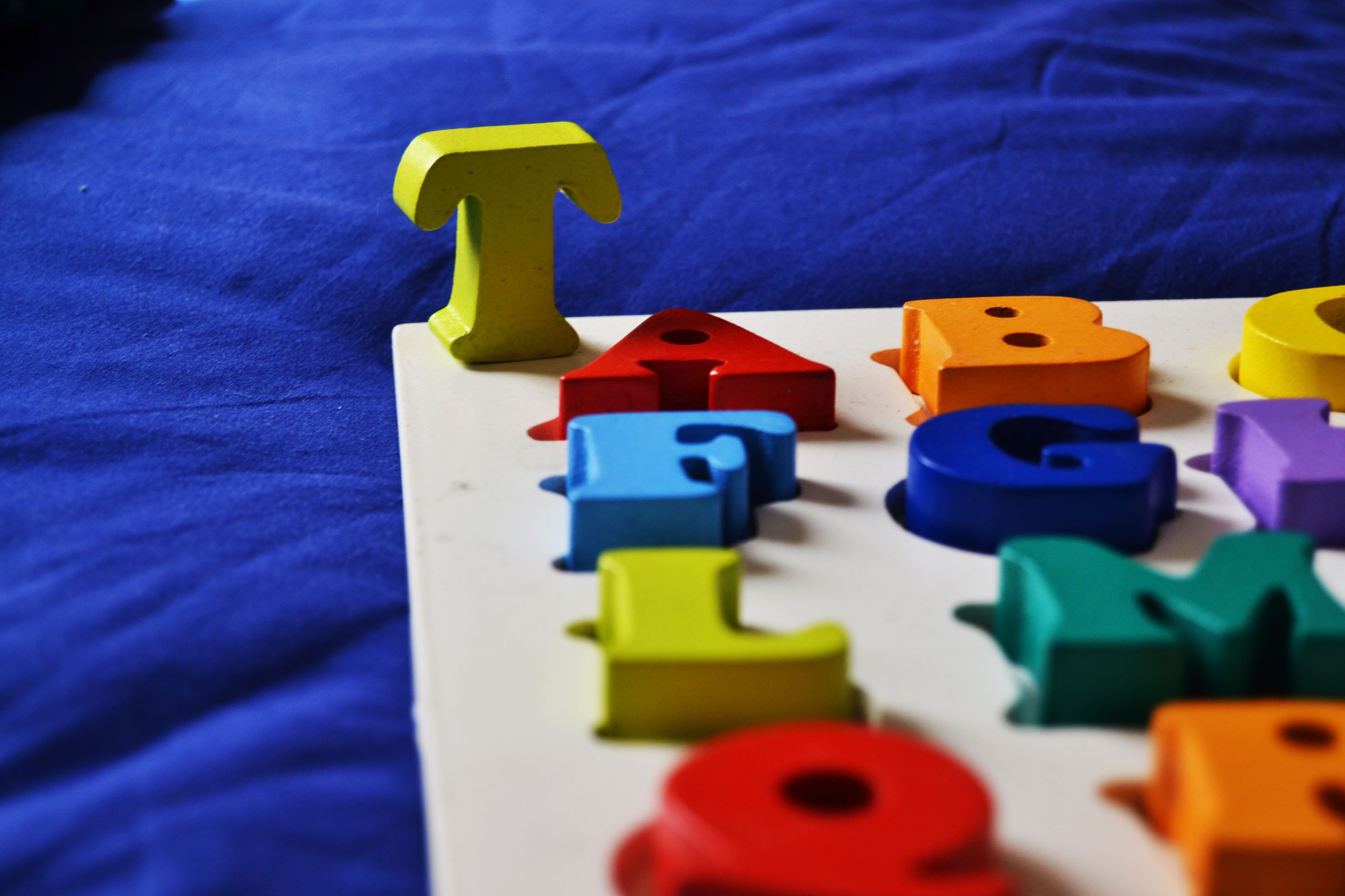selective focus, wood - material, childhood, education, close-up, toy, child, alphabet, indoors, toy block, blue, multi colored, bed, 4K, plastic, offspring, HD Wallpaper