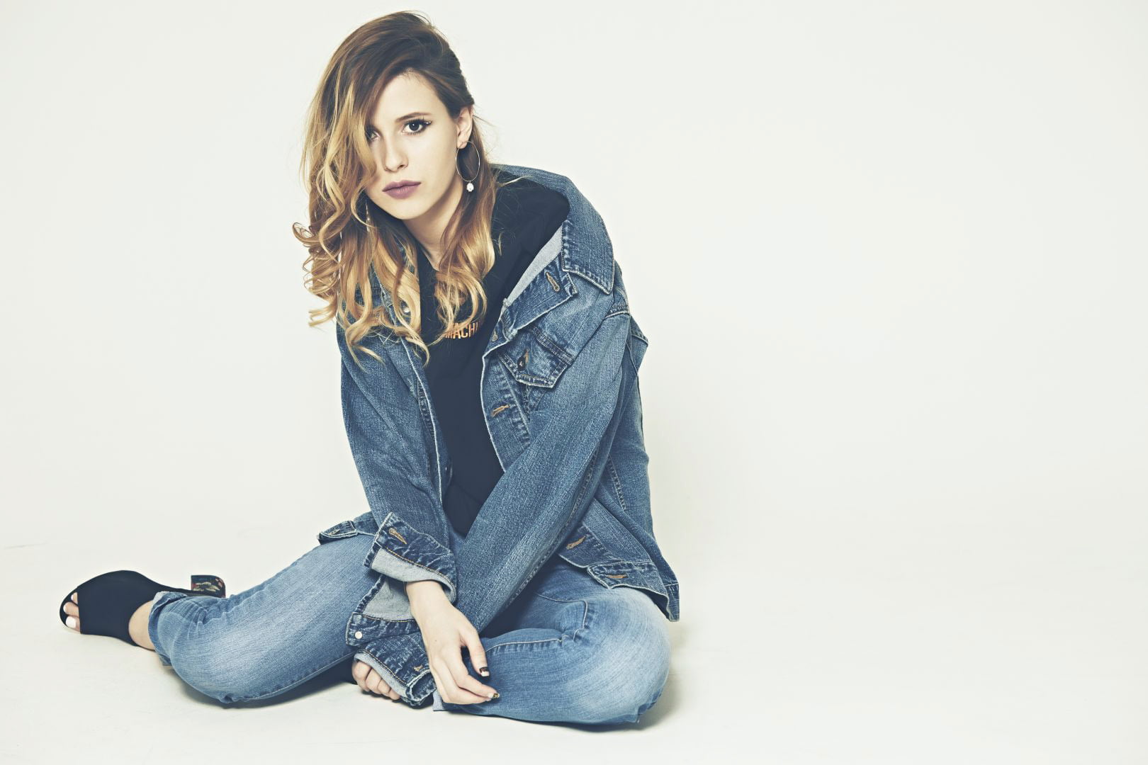 simple background, Elvira T, singer, Russian, women, 720P, HD Wallpaper