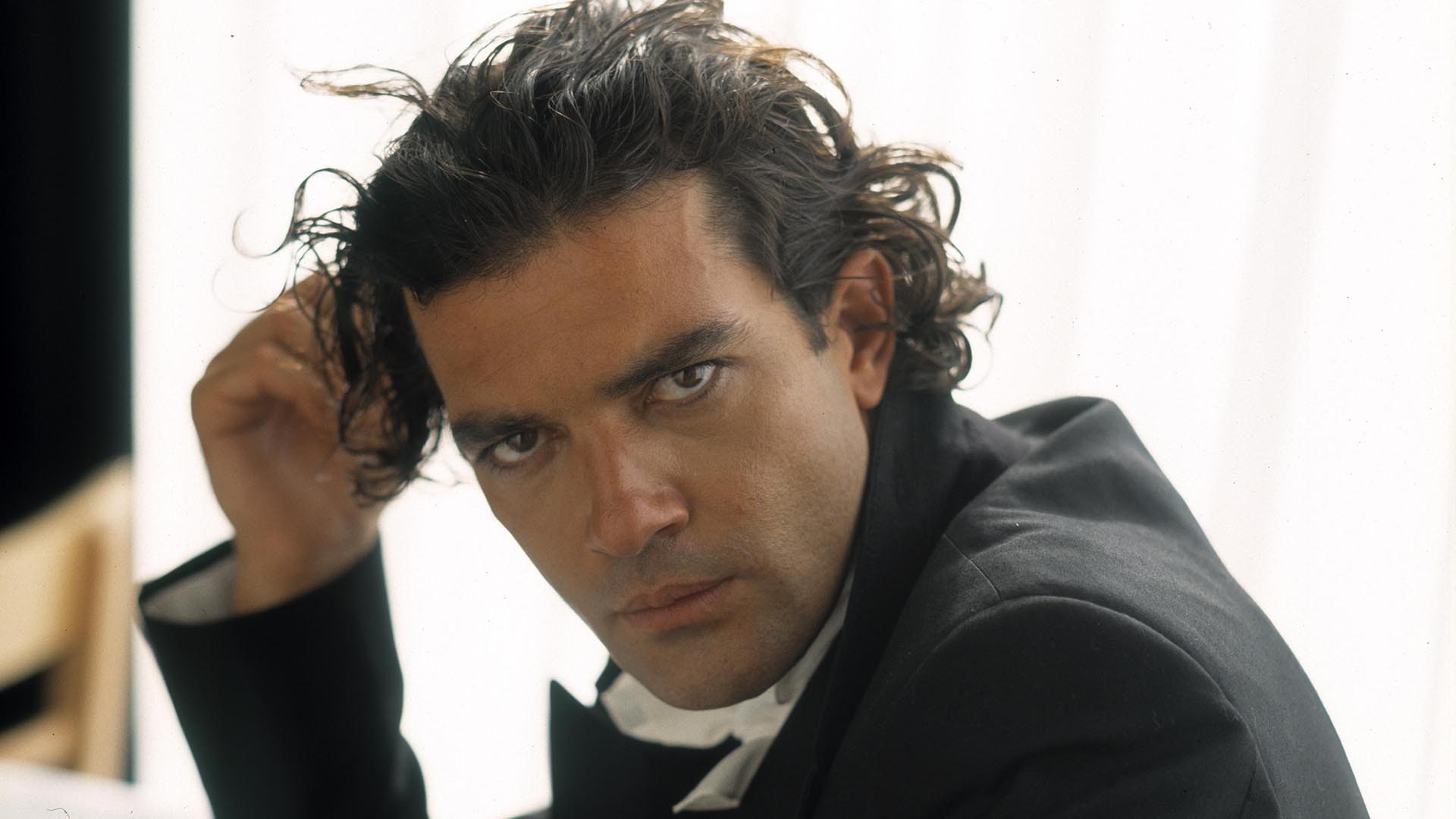 looking, celebridad, males, serious, human hair, one person, hair, real people, banderas, actor, 1080P, mid adult, contemplation, black hair, portrait, HD Wallpaper