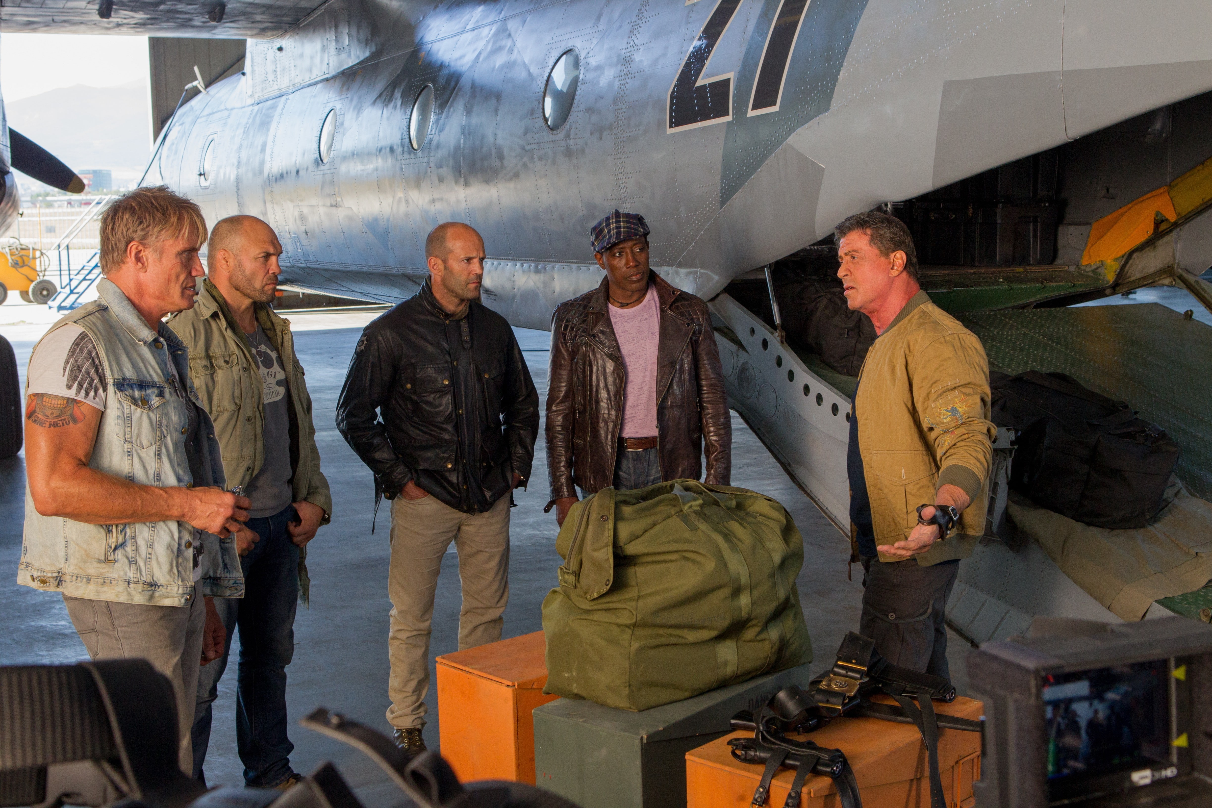 Jason Statham, Gunner Jensen, Barney Ross, Toll Road, 4K, Lee Christmas, Sylvester Stallone, Randy Couture, Dolph Lundgren, The Expendables 3, the plane, HD Wallpaper