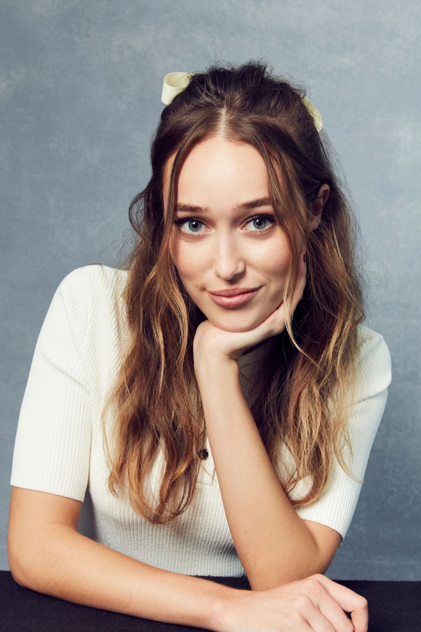 women, brunette, long hair, Alycia Debnam Carey, simple background, actress, 1080P, green eyes, smiling, looking at viewer, Phone HD Wallpaper