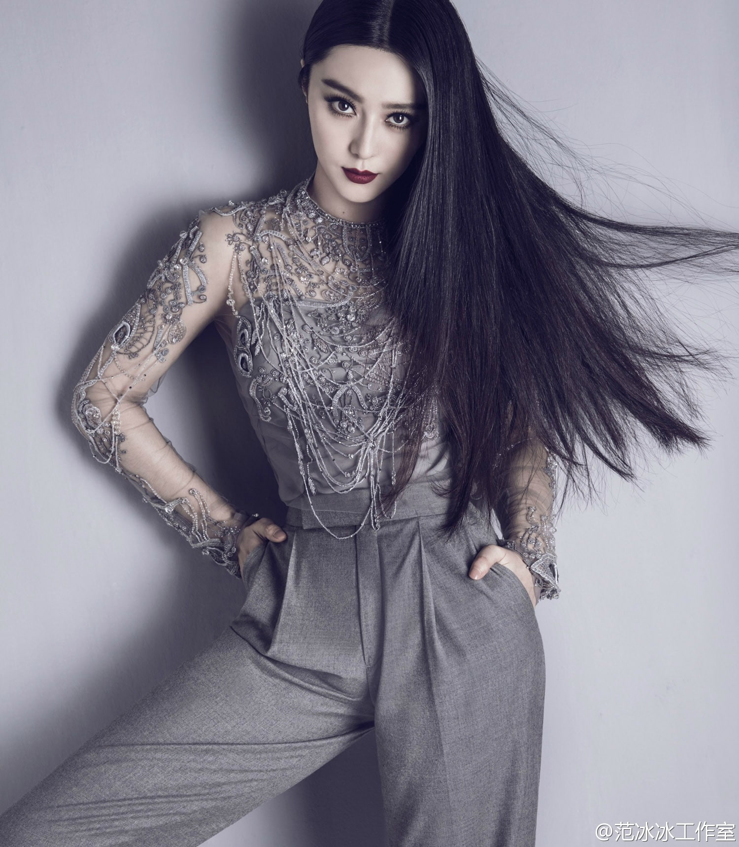 fan, beautiful woman, 720P, fashion model, one person, photoshoot, beautiful people, human hair, looking at camera, glamour, modern, luxury, beauty, hairstyle, Phone HD Wallpaper