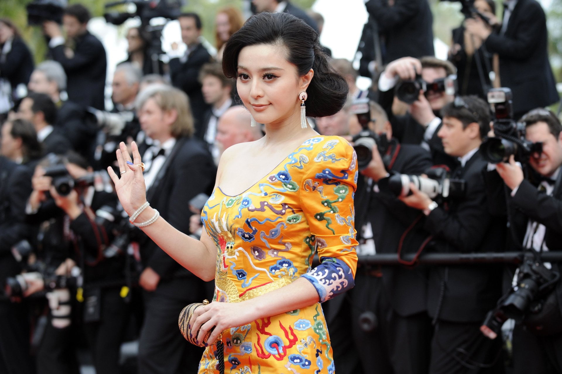 city, crowd, 1080P, real people, Fan Bingbing, people, focus on foreground, standing, traditional clothing, young adult, Dress, beautiful woman, Silk, HD Wallpaper