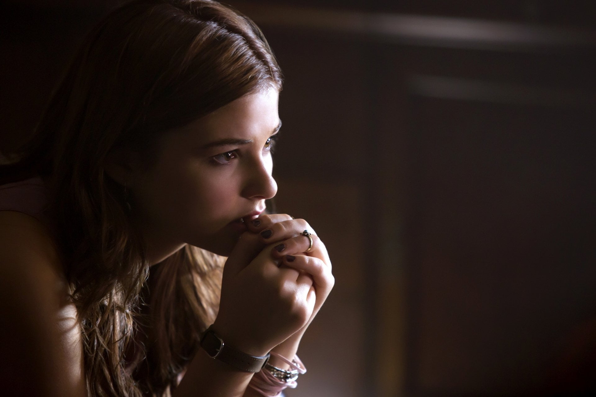 focus on foreground, looking, serious, close-up, innocence, contemplation, Movie, emotion, 1080P, headshot, hand, Insidious: Chapter 3, profile view, hairstyle, HD Wallpaper