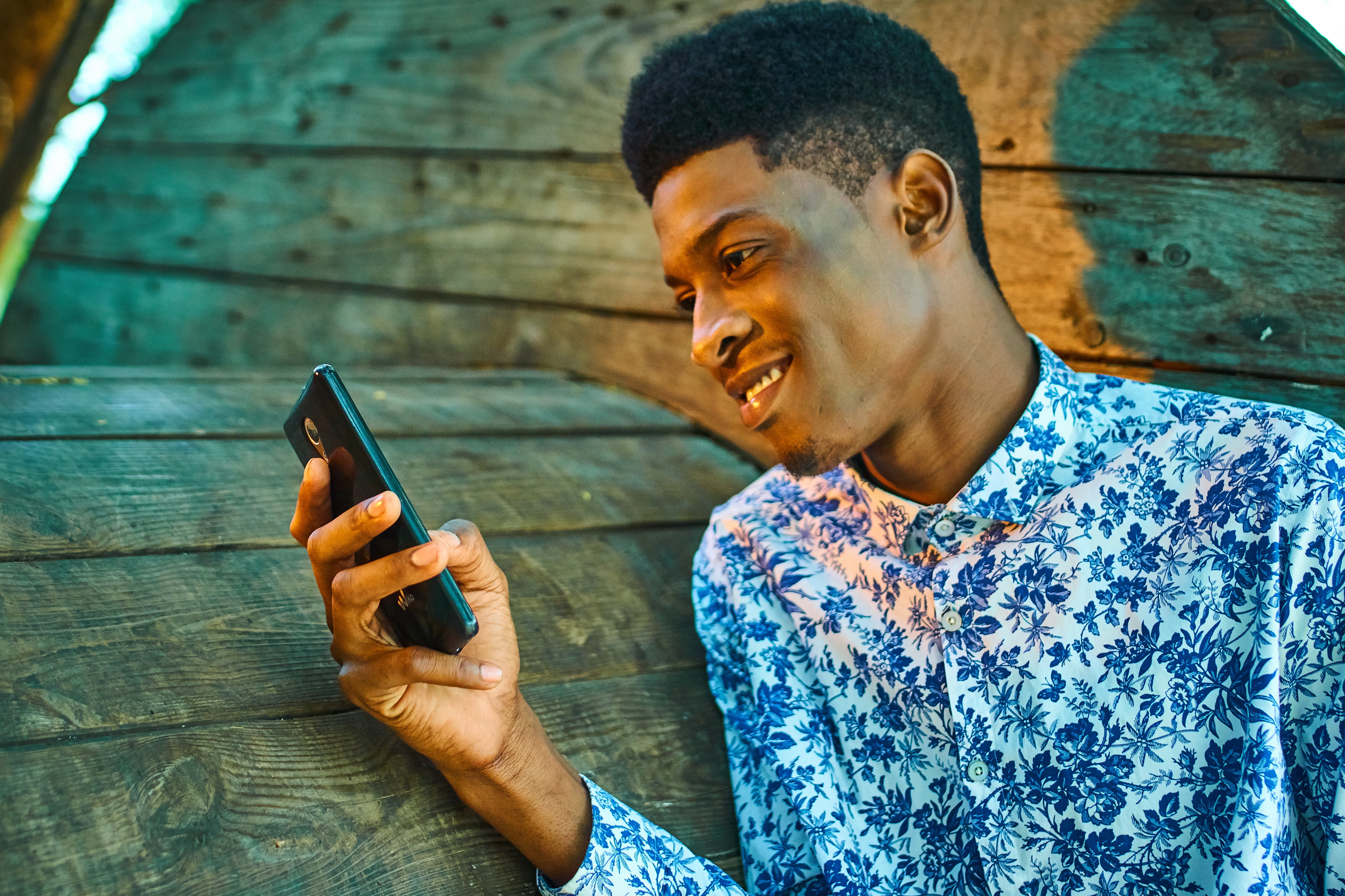 smartphone, 5K, shirt, black, beautiful, happiness, young Adult, leisure activity, seeing, looking, connection, cheerful, technology, african Ethnicity, HD Wallpaper