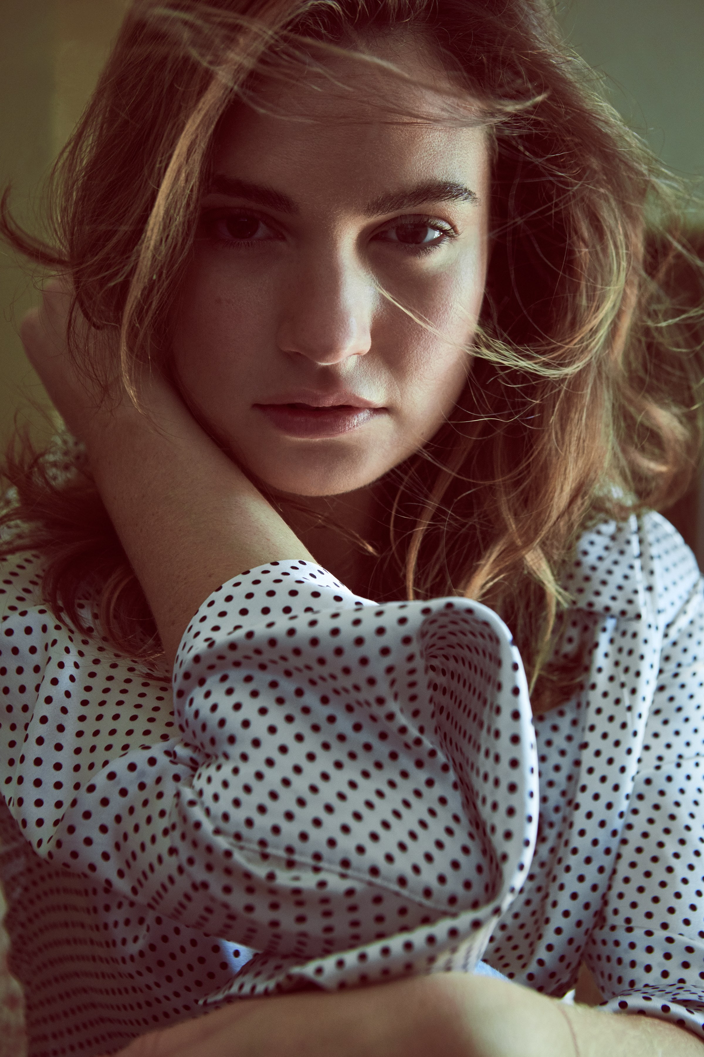 serious, depression - sadness, hair, close-up, one person, human face, beautiful woman, women, looking, portrait, adult, contemplation, actress, indoors, Phone HD Wallpaper