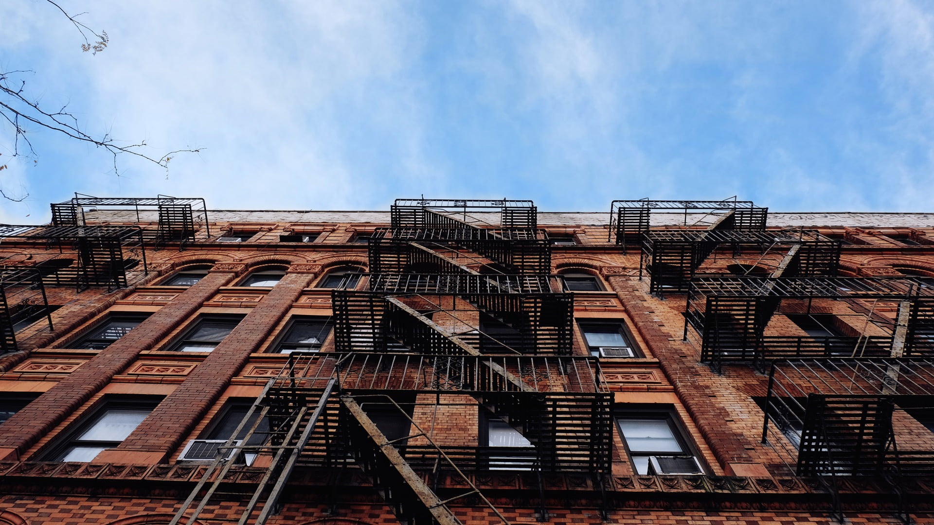 nature, cloud - sky, architecture, 1080P, old building, no people, Brooklyn, ladders, residential district, building, accidents and disasters, USA, fire escape, HD Wallpaper