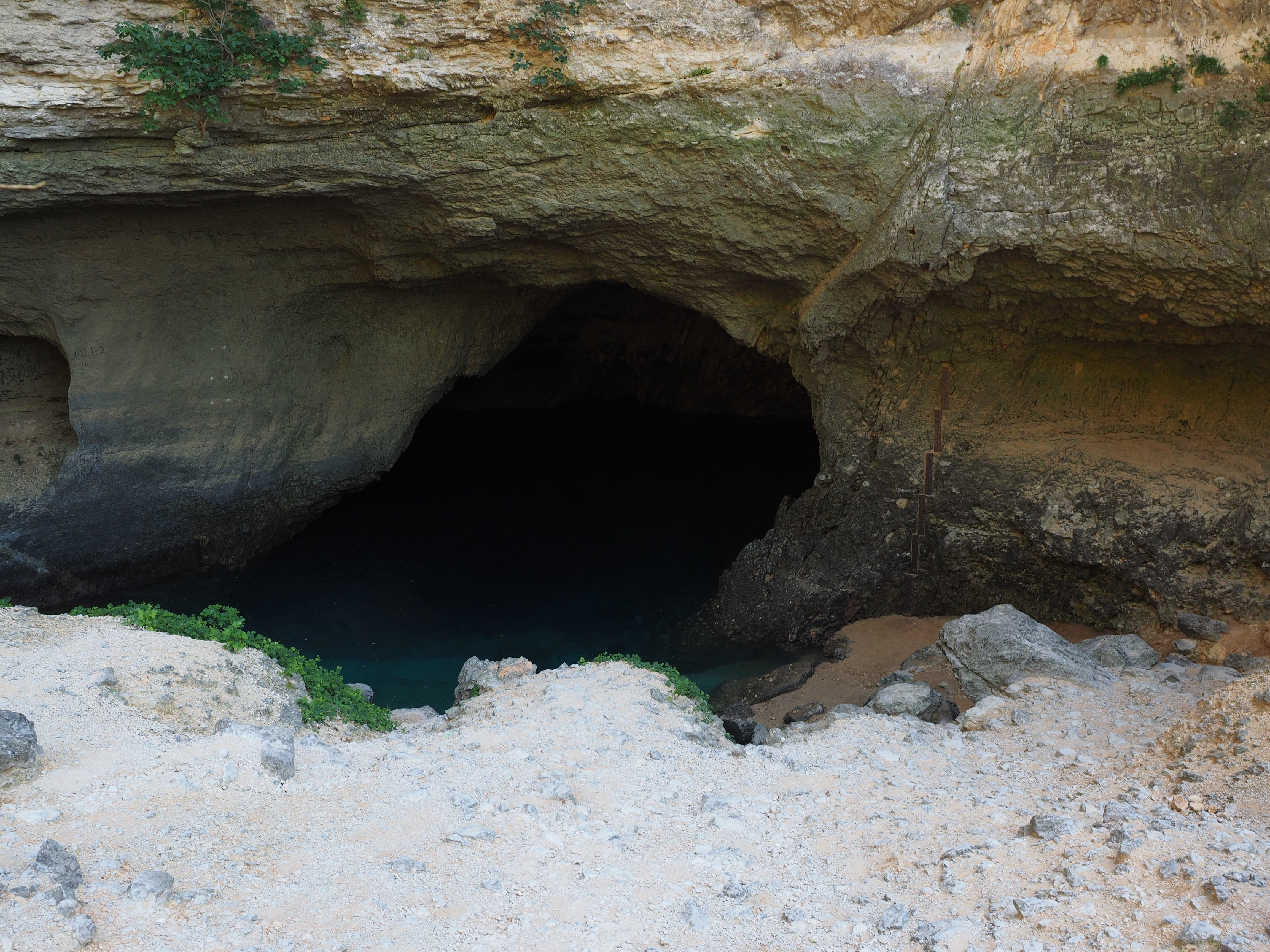 rock - object, tunnel, rock formation, source, no people, fontaine-de-vaucluse, day, physical geography, nature, provence, built structure, spring, solid, HD Wallpaper