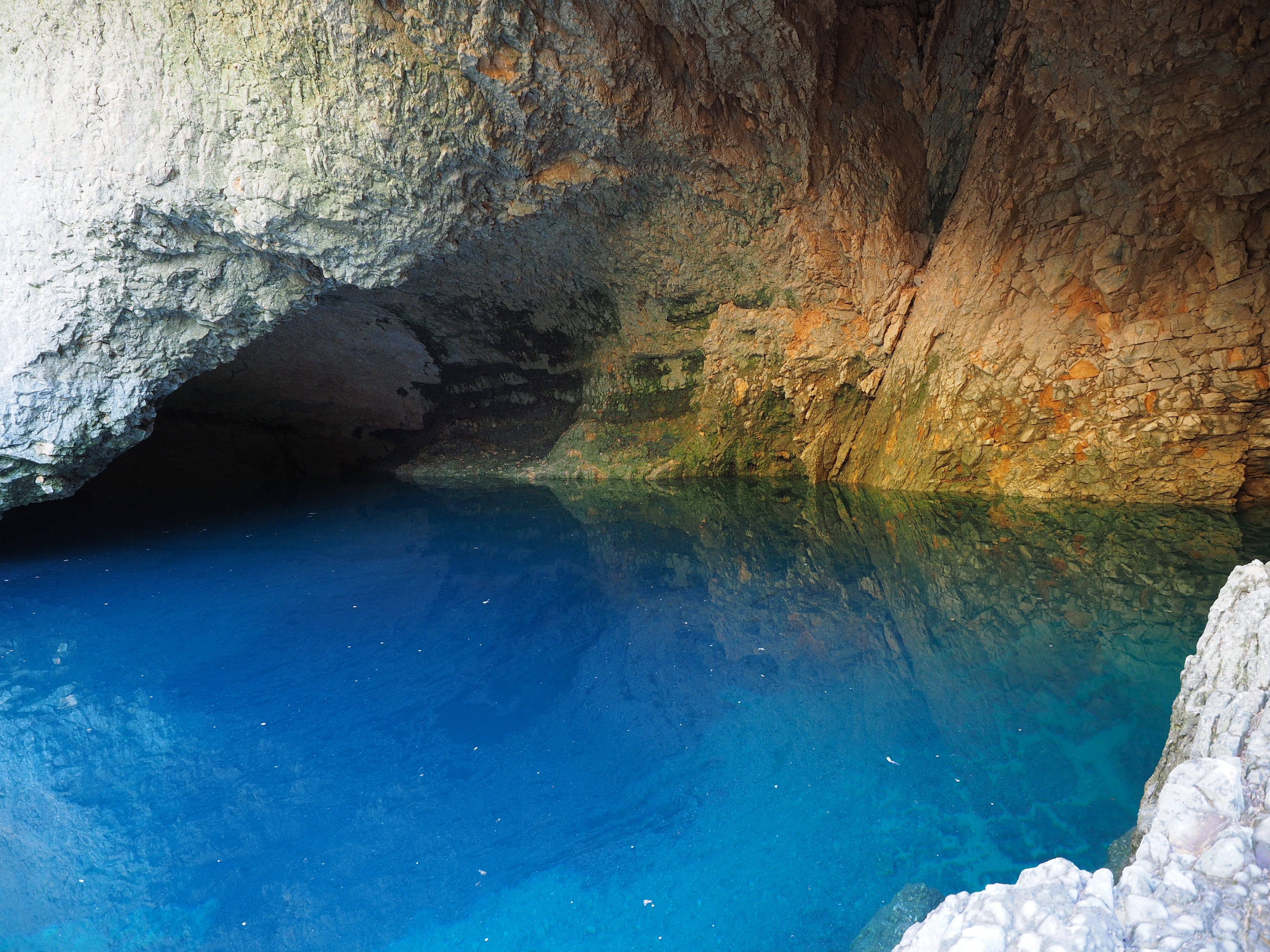 rock - object, reflection, physical geography, tranquility, rock formation, provence, fontaine-de-vaucluse, fontaine de vaucluse, sorgue-swelling pond, HD Wallpaper