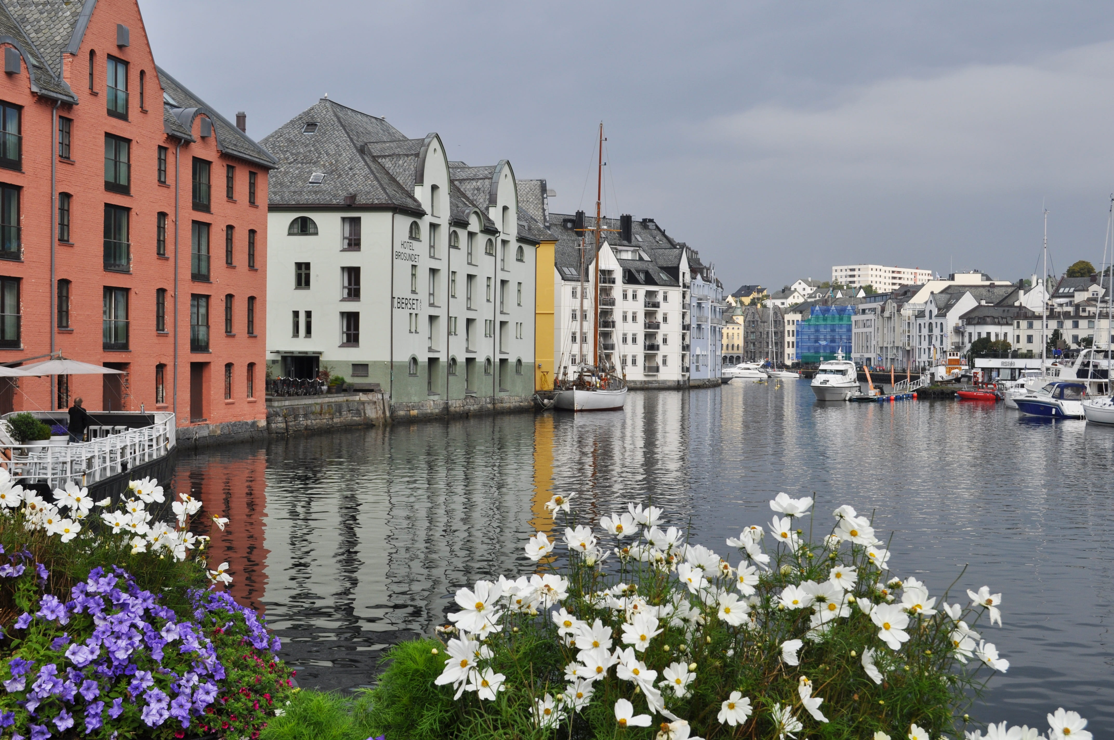 boat, travel, built structure, harbor, river, city, bergen, port, nature, row house, building exterior, outdoor, urban, flower, sky, near, boats, outdoors, HD Wallpaper
