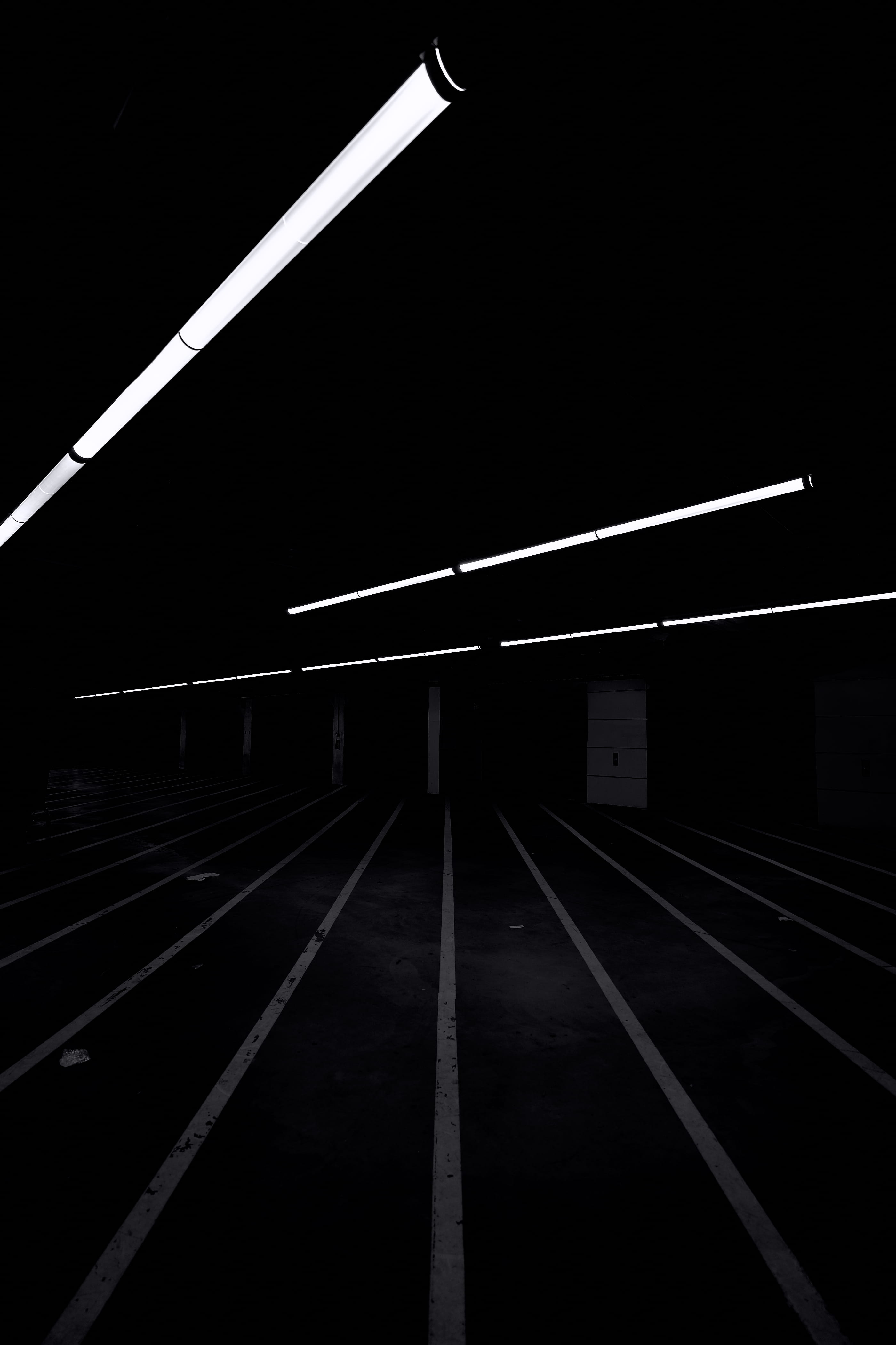 parking, rail transportation, direction, minimalism, minimal, railing, bergen, light, 4K, horror, 10.05, indoors, track, absence, geometric, lines, vanishing, Phone HD Wallpaper