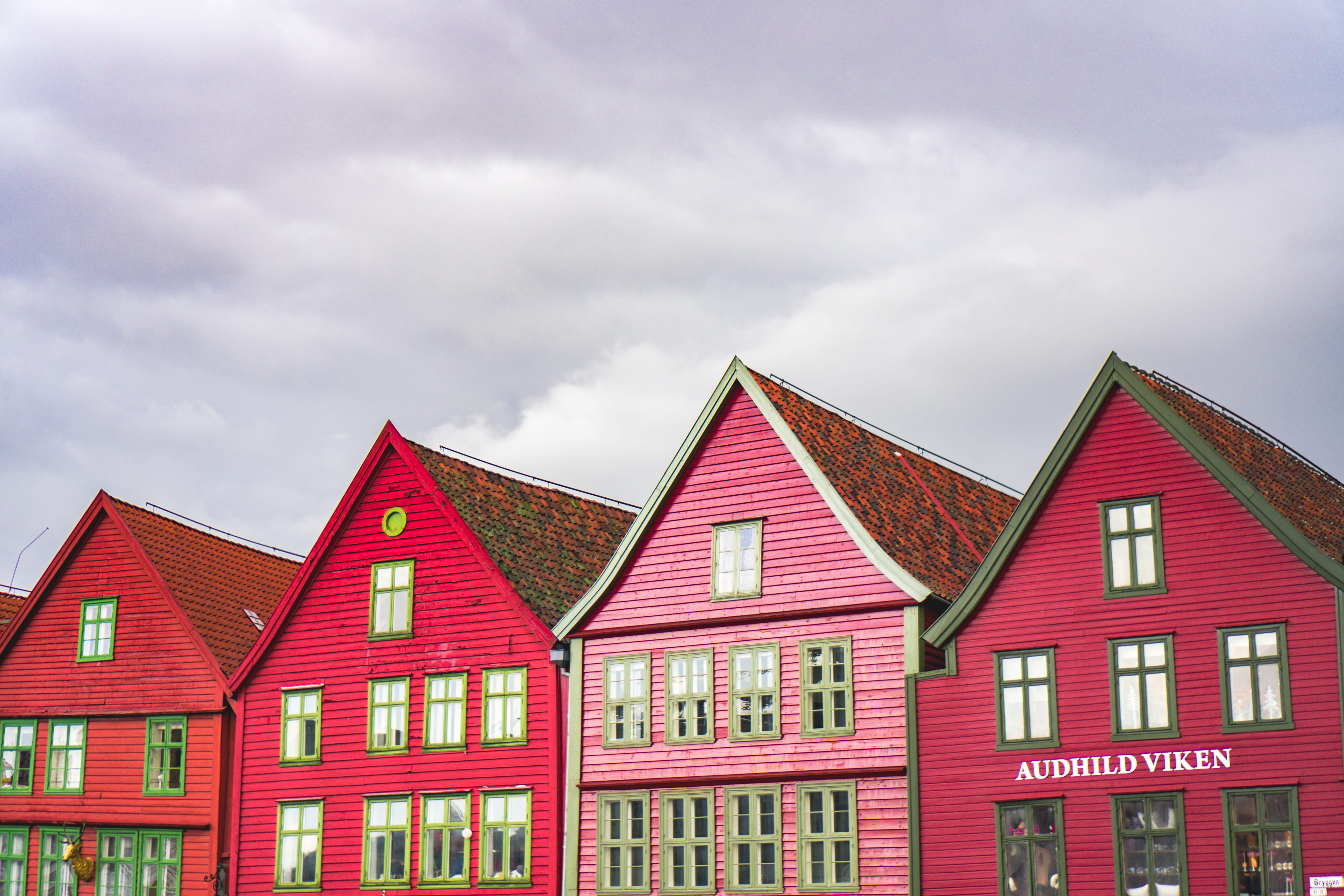 building exterior, outdoors, house, city, norway, roof, bergen, day, no people, nature, residential district, red, sky, pink color, cloud - sky, built structure, HD Wallpaper