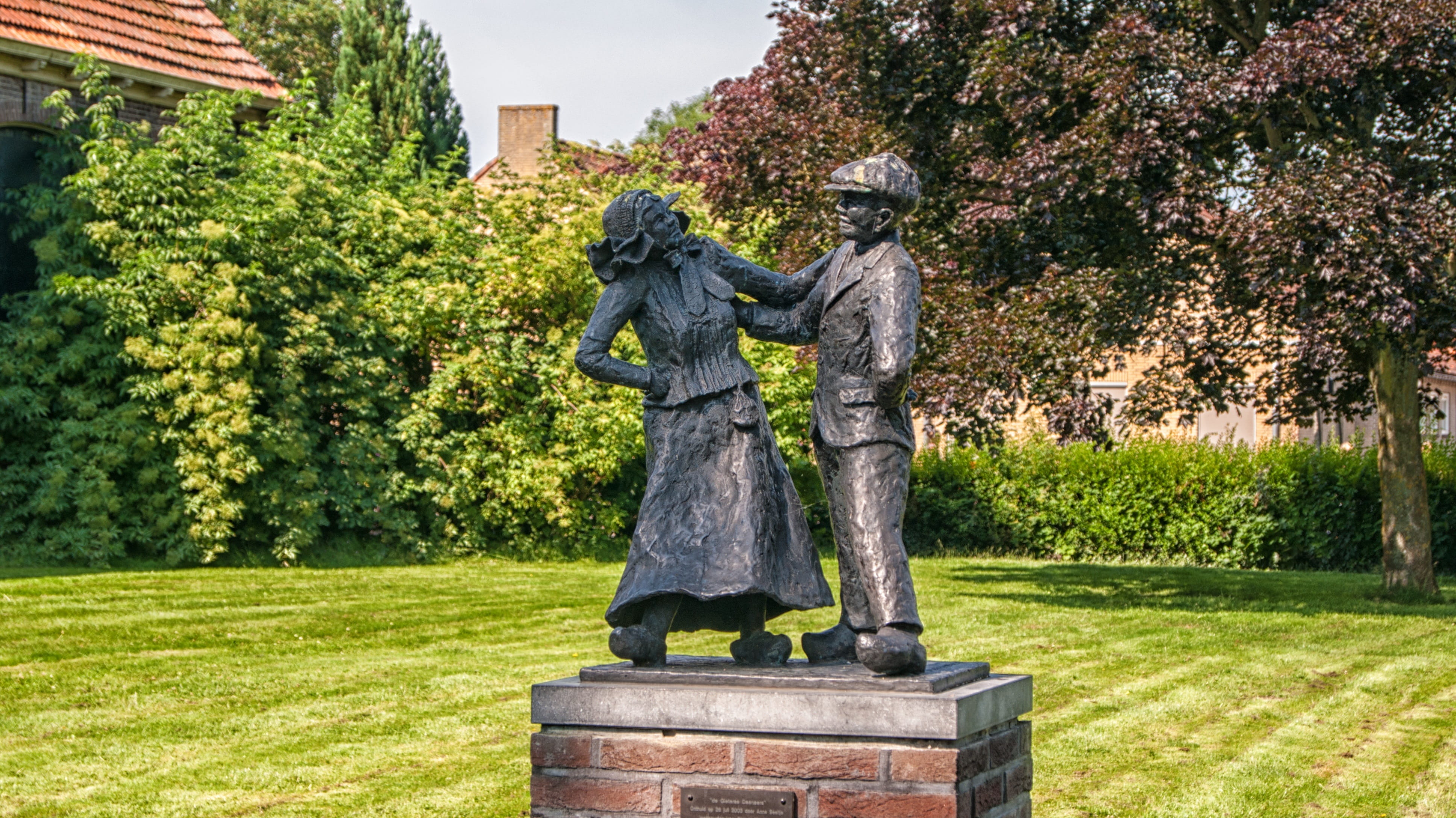 female likeness, human representation, memorial, Statue, male likeness, creativity, work of art, day, green color, adult, plant, art and craft, art, Garden, HD Wallpaper