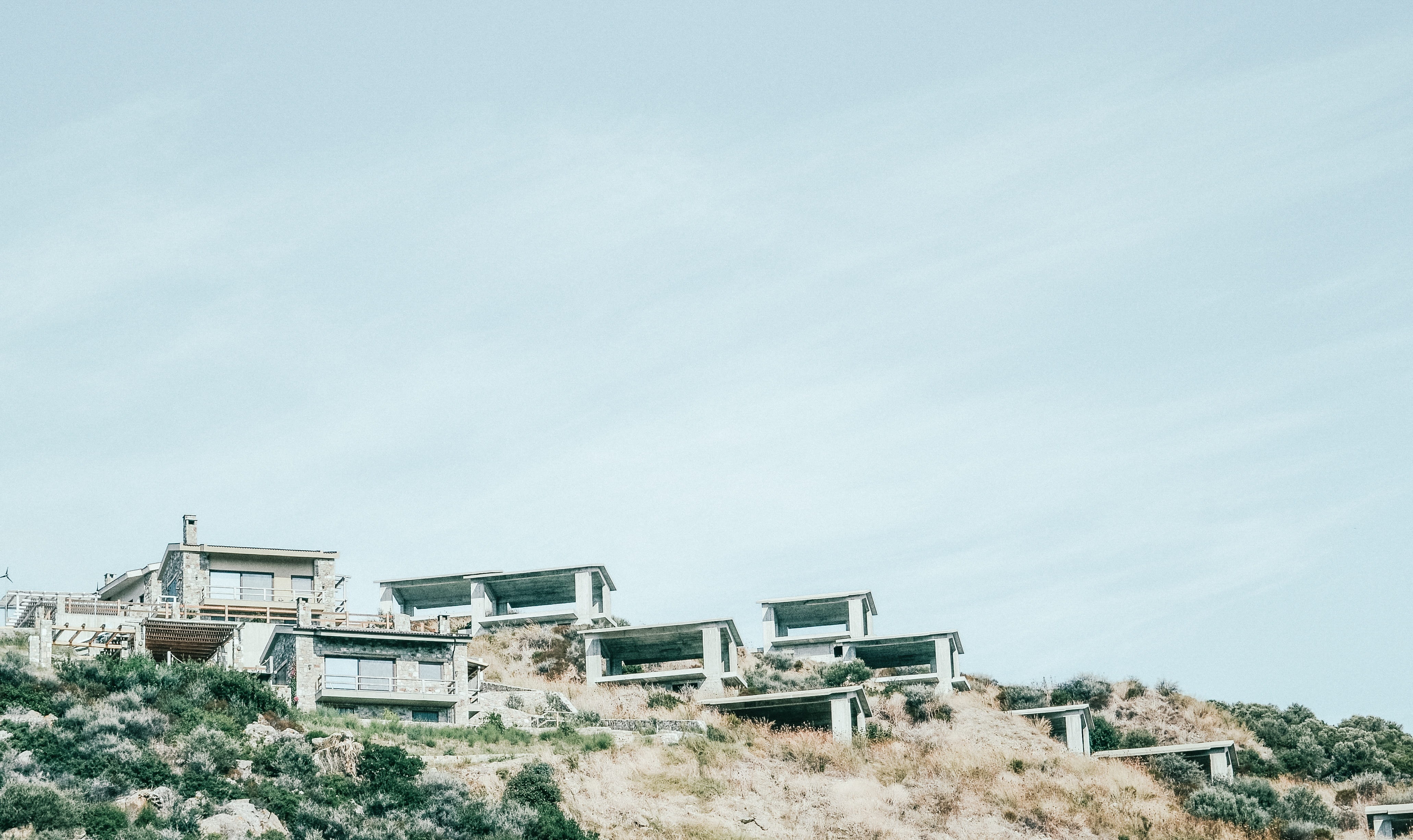 houses, residential district, housing, cloud - sky, city, history, hillside, village, nature, sunlight, built structure, architecture, outdoors, blue, copy space, HD Wallpaper