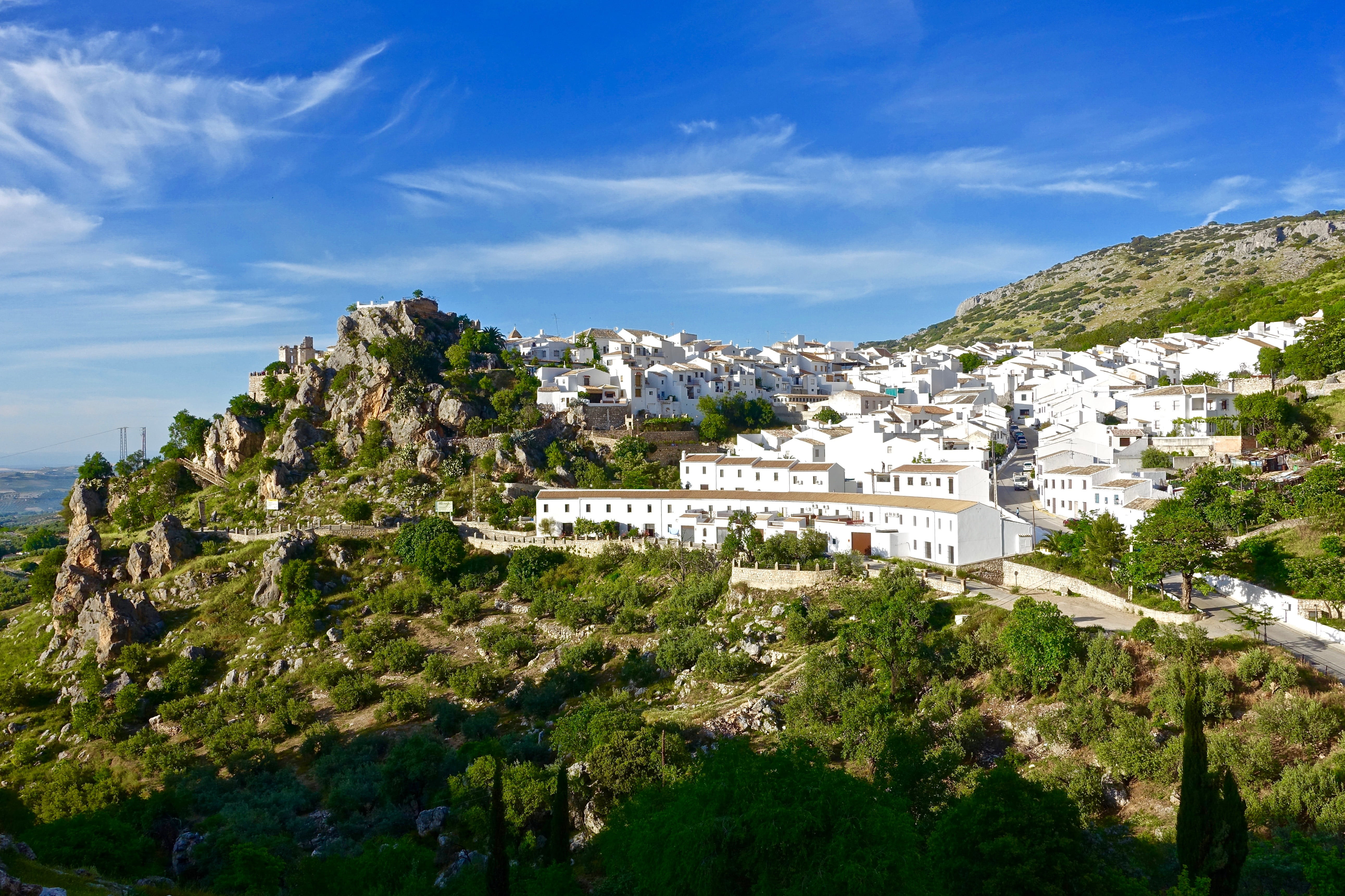 5K, outdoors, tree, no people, house, scenics - nature, day, mountain, cityscape, Spain, city, built structure, nature, Zuheros, building exterior, White, HD Wallpaper