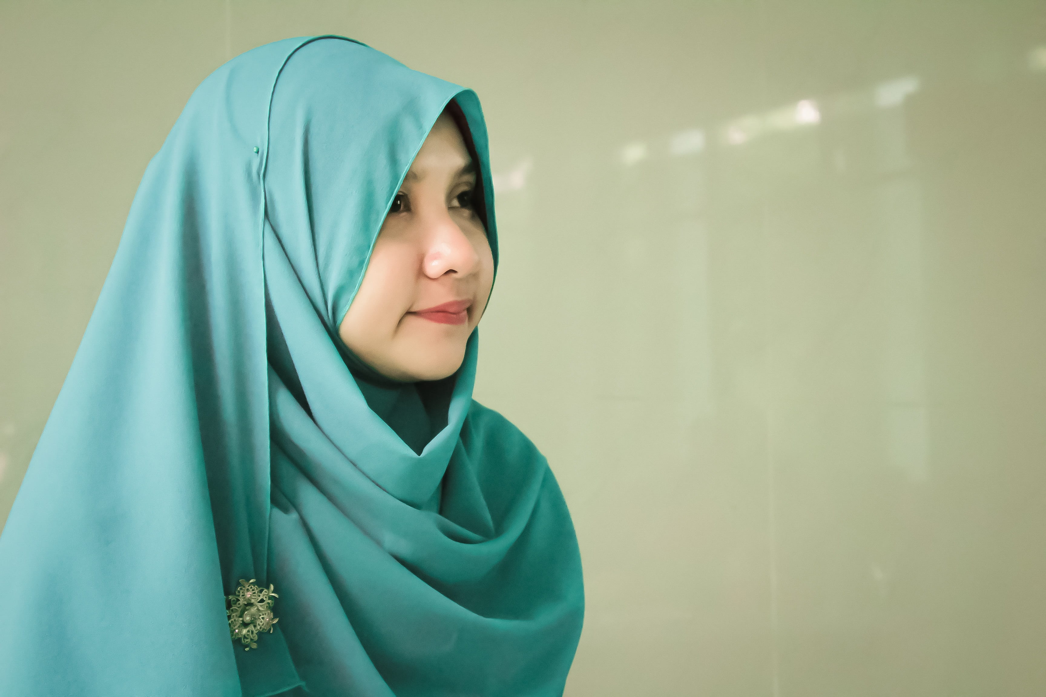 front view, headscarf, one person, young adult, real people, traditional clothing, gorgeous, indoors, 2K, indonesian, hood - clothing, teenager, turquoise colored, HD Wallpaper