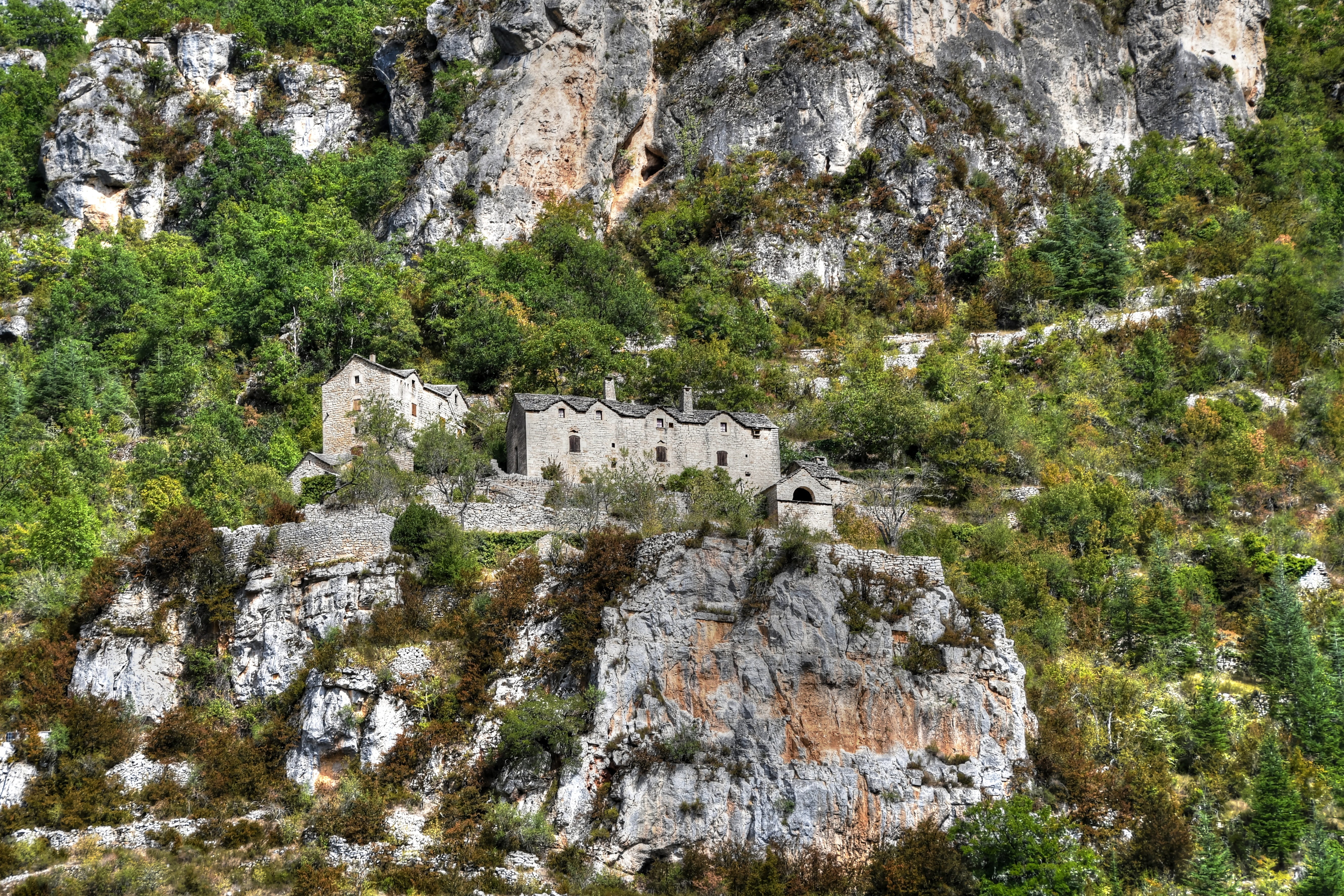 building exterior, land, beauty in nature, history, gorges du tarn, growth, ancient, no people, 5K, plant, rock, mountain, day, house, nature, outdoors, HD Wallpaper
